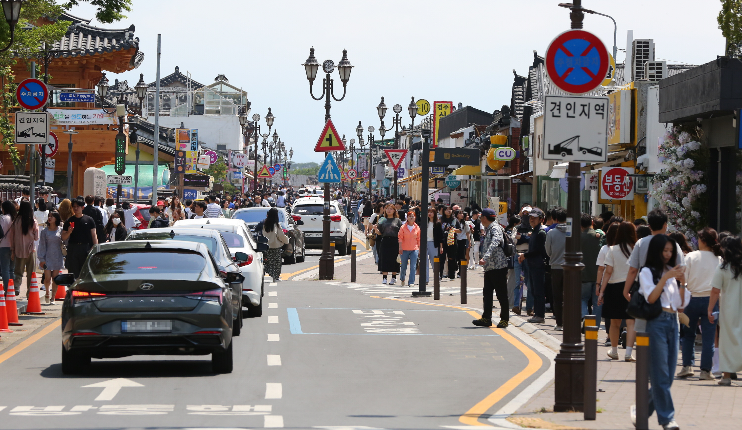경주 황리단길을 찾은 관광객들로 거리가 북적이고 있다