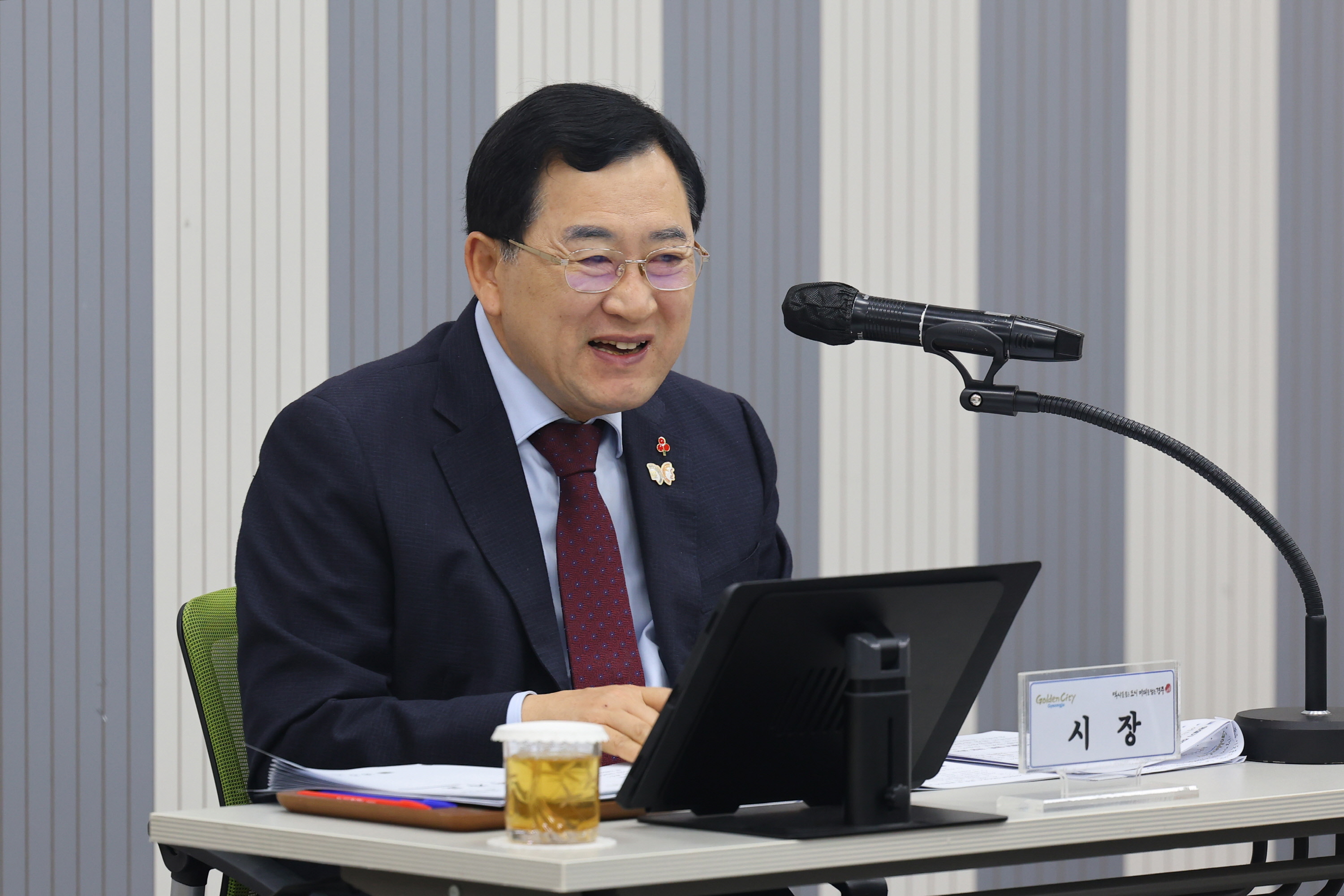 10일 경주시청 대회의실에서 열린 ‘2025년 12월 읍면동장회의’에서 주낙영 경주시장과 각 읍면동장이 연말 현안을 점검하고 있다.