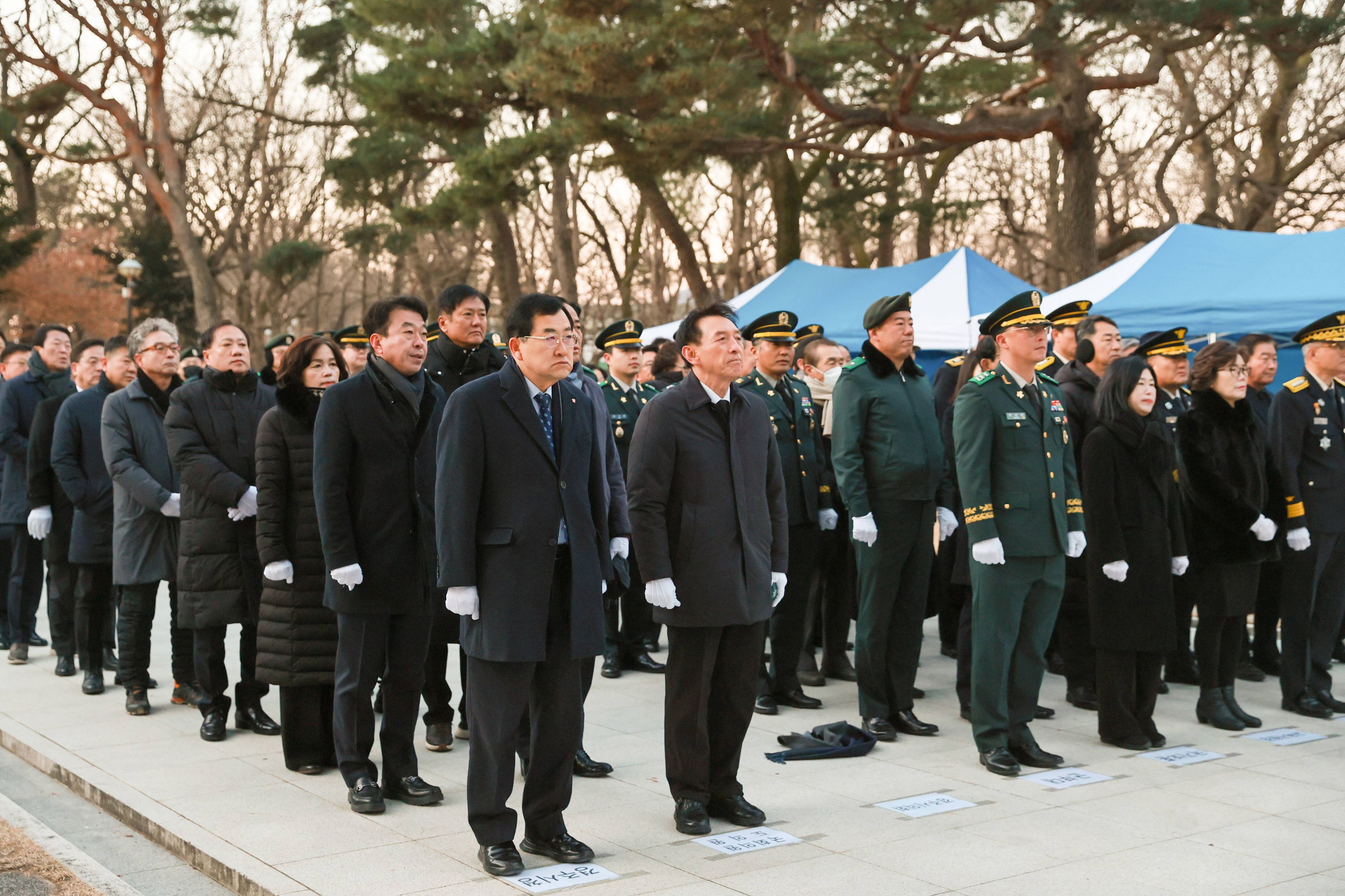 2일 오전 경주 황성공원 충혼탑에서 열린 신년 충혼탑 참배에서 주낙영 경주시장과 김석기 국회의원, 이동협 경주시의회 의장 등 참석자들이 묵념하고 있다.