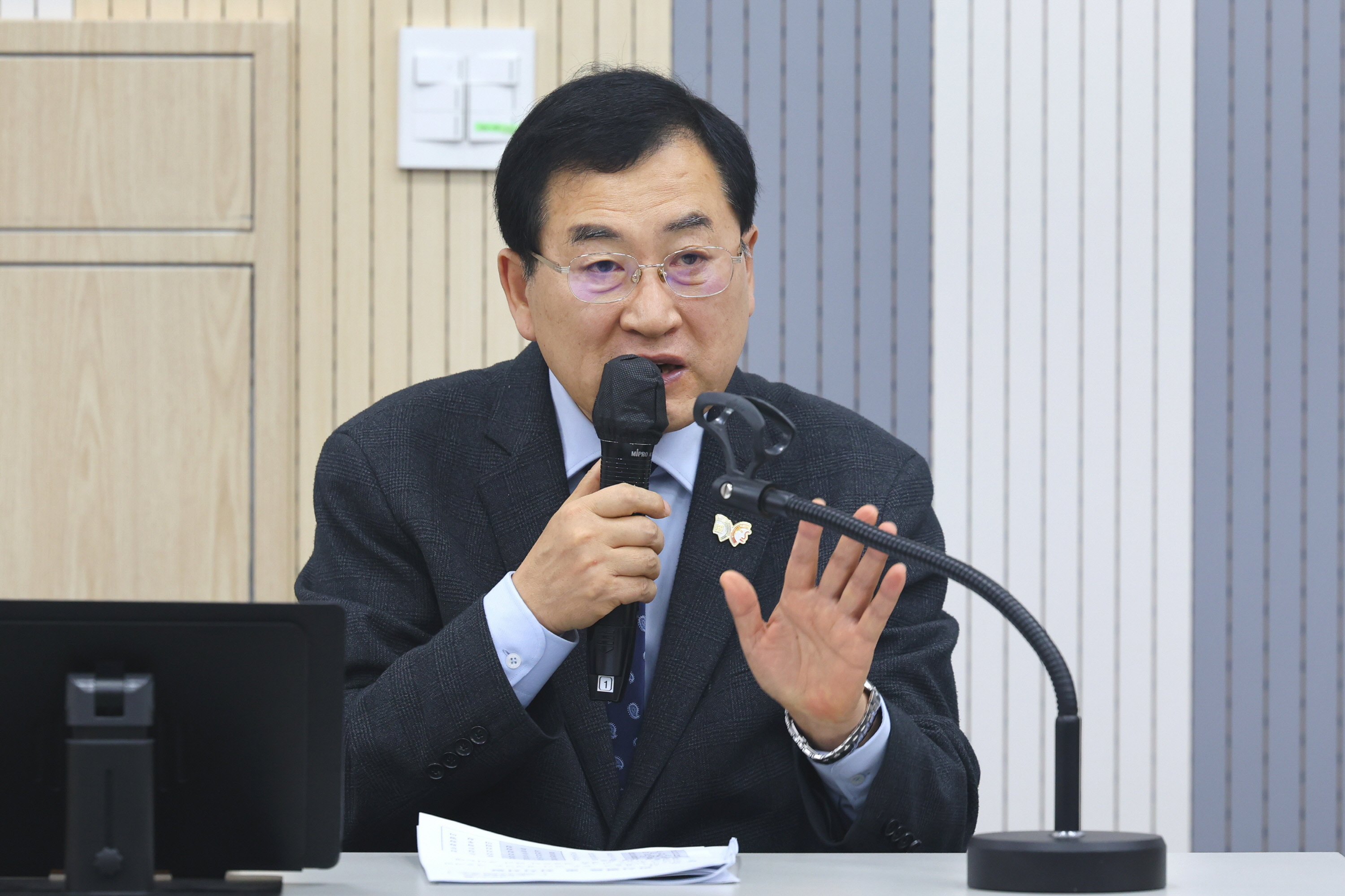 7일 오전 경주시청 대회의실에서 열린 올해 첫 읍면동장 회의에서 주낙영 경주시장이 발언하고 있다.