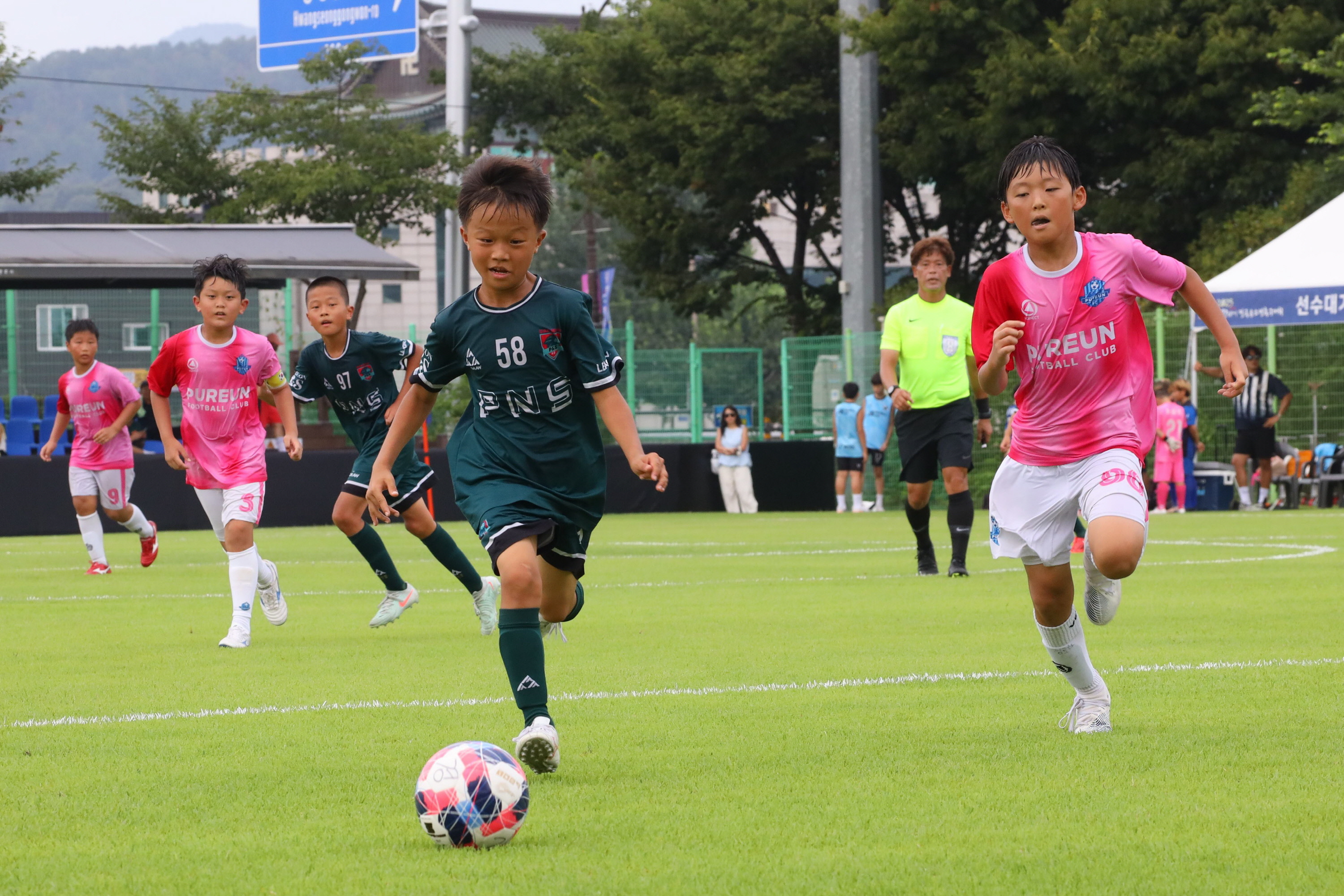 경주시 알천구장에서 열린 유소년 축구 경기에서 선수들이 그라운드를 누비고 있다.