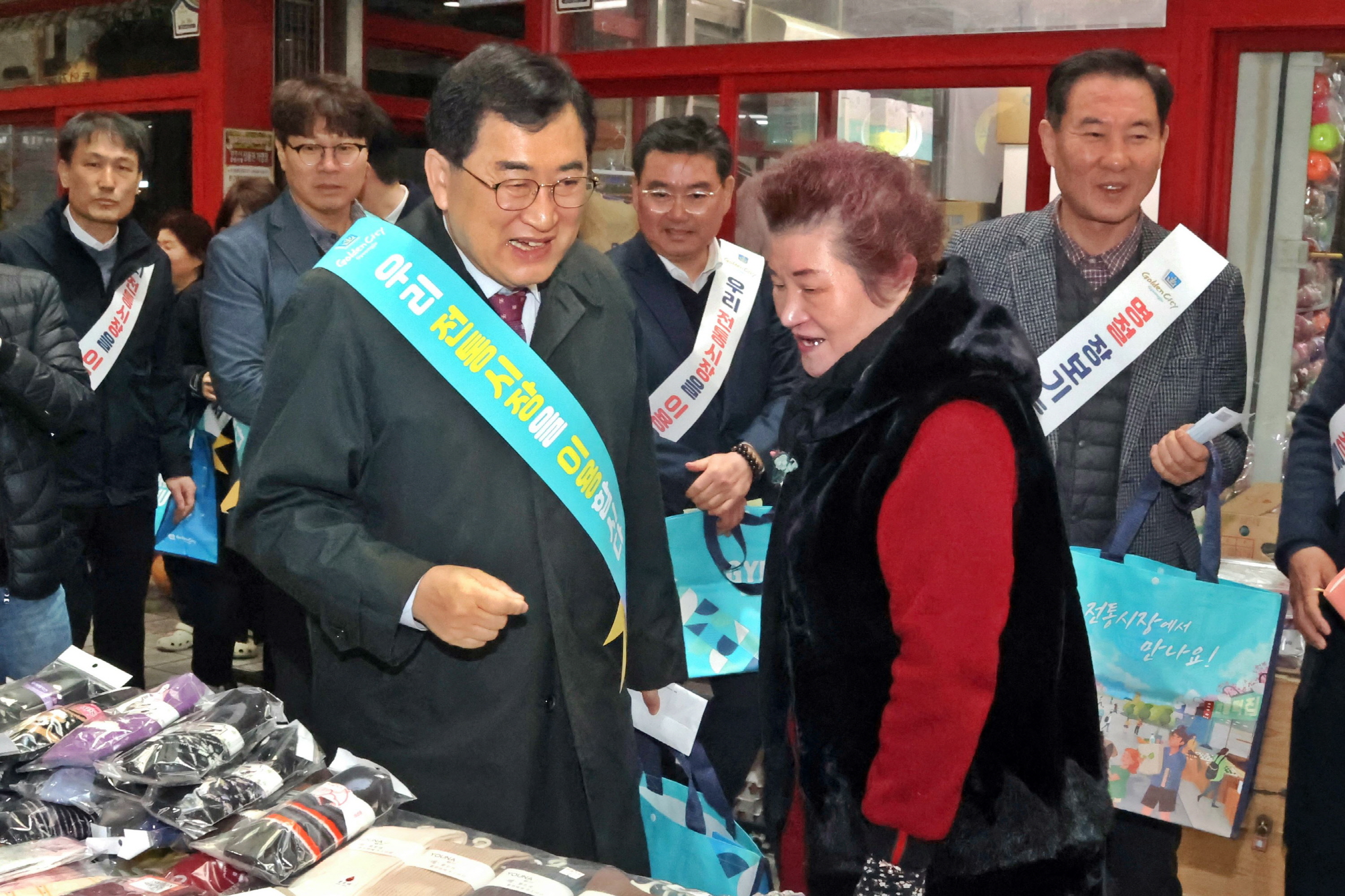 지난해 설 명절을 앞두고 주낙영 경주시장이 전통시장을 찾아 시민·상인들과 소통하며 민생 현장을 점검하고 있다.