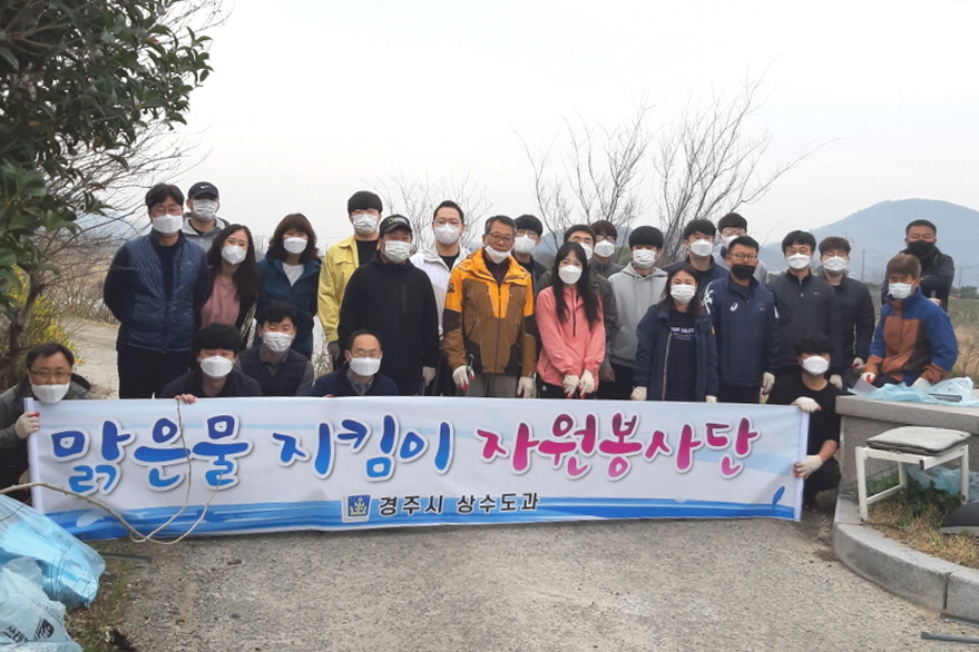 경정비를 실시하고 기념촬영
