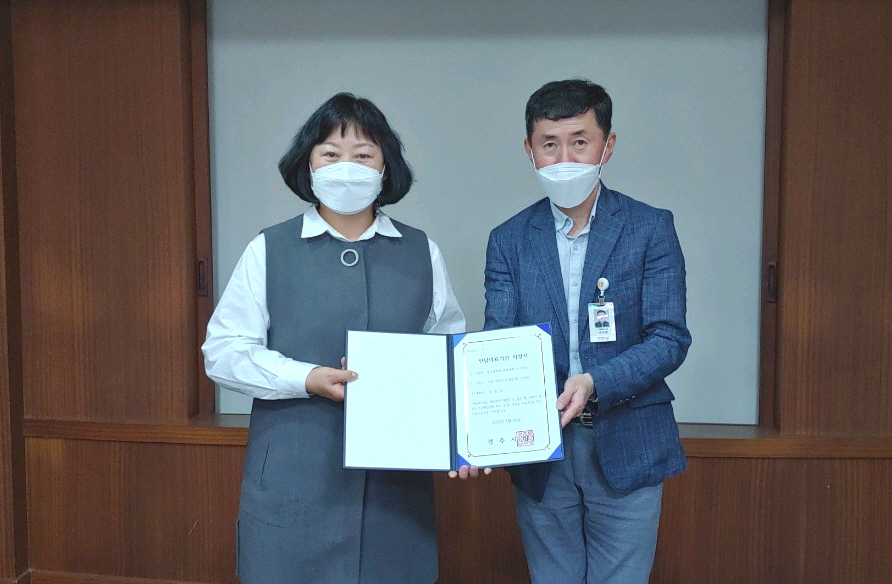 아동학대 전담의료기관 지정서를 전달하고 있다
