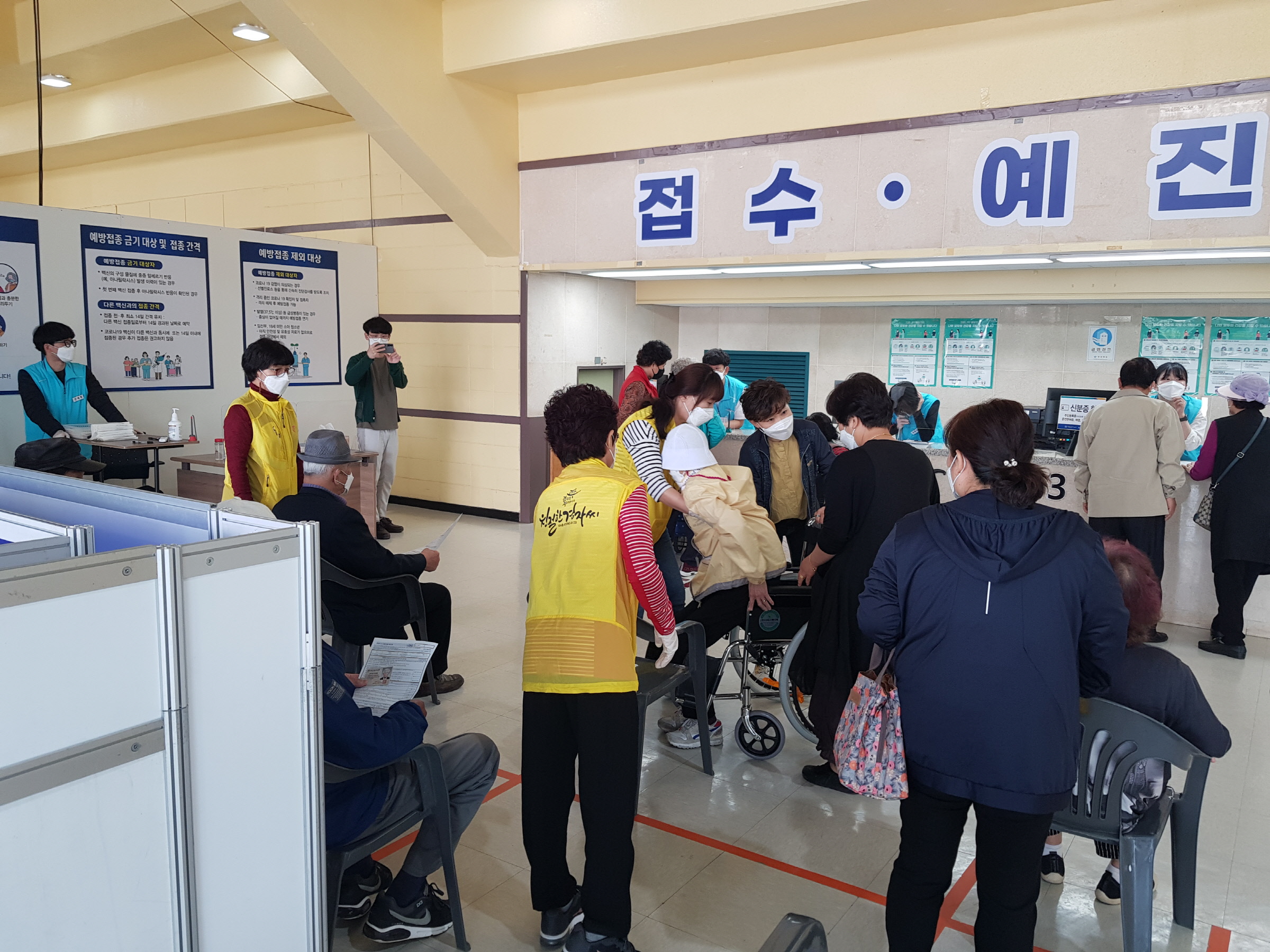 시민들의 안전한 예방접종을 위해 봉사활동을 하고 있다
