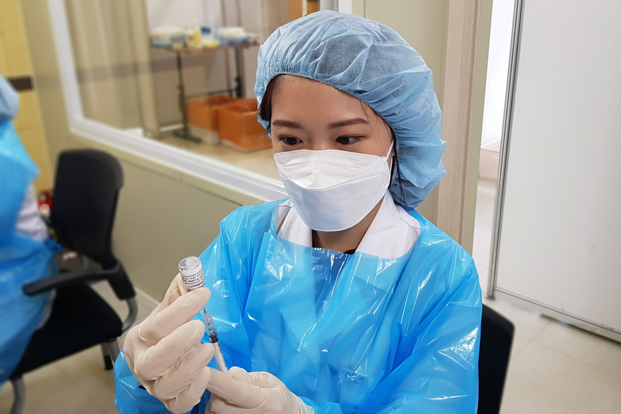 경주시 보건소 의료진이 예방접종을 준비하고 있다