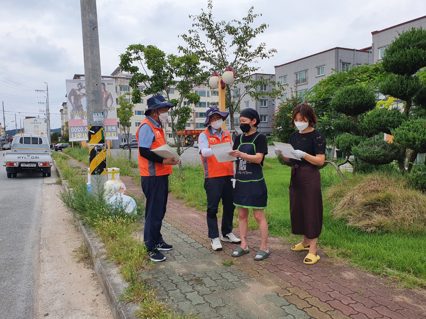 자원순환과 직원들이 환경미화원들과 함께 주요 가로변과 황리단길 등 관광지 일대에서 올바른 쓰레기 배출방법 홍보와 상습 불법투기 구역 주민계도 활동을 하고 있다