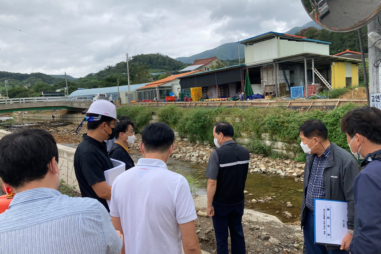 경주시가 14일 시민감사관과 함께 공사 현장 안전점검을 실시하고 있다