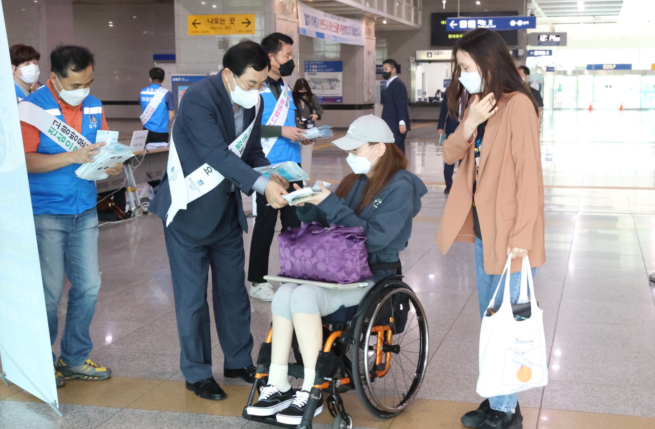 주낙영 경주시장, 김석기 국회의원, 서호대 시의회 의장 등이 신경주역과 시외·고속터미널 등지에서 귀성객들을 대상으로 ‘코로나19 생활방역수칙 준수 캠페인’을 실시하고 있다