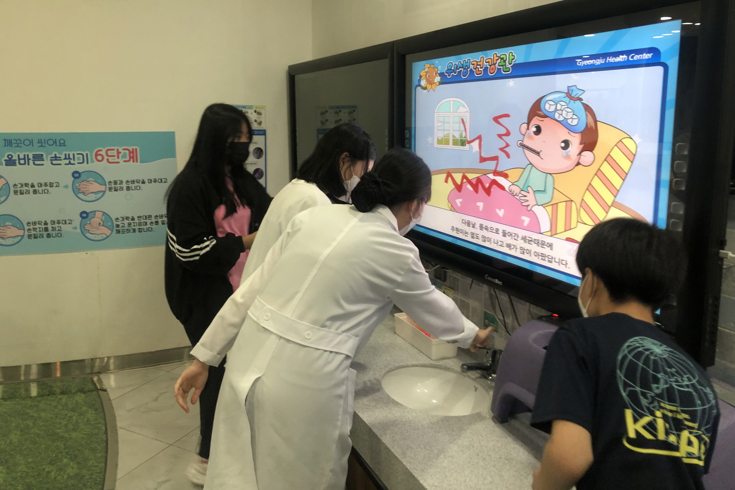 안강청소년문화의집 청소년방과후아카데미가 청소년들을 대상으로 건강관리 교육을 실시하고 있다