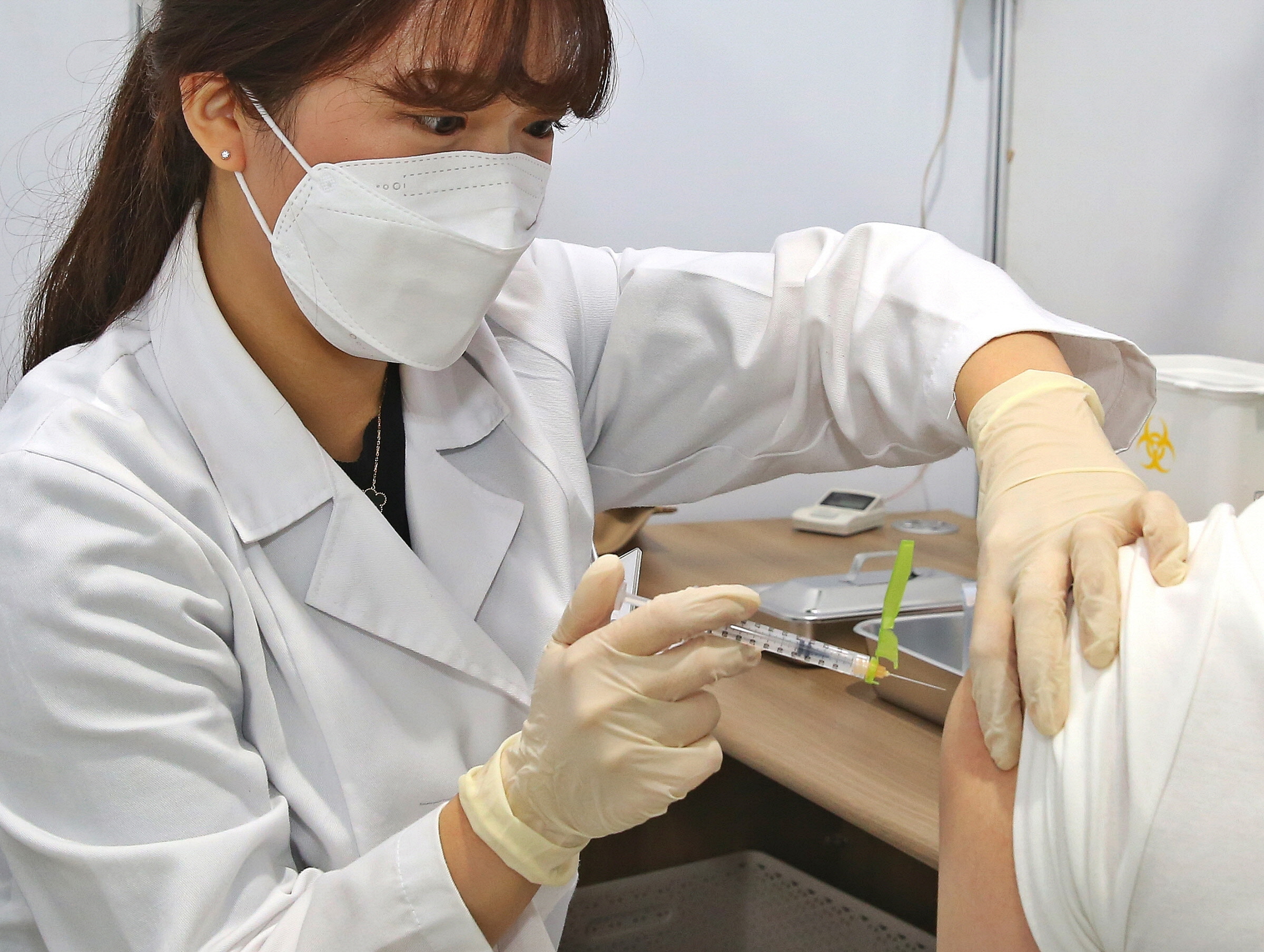 경주시 보건소 의료진이 예방접종을 실시하고 있다