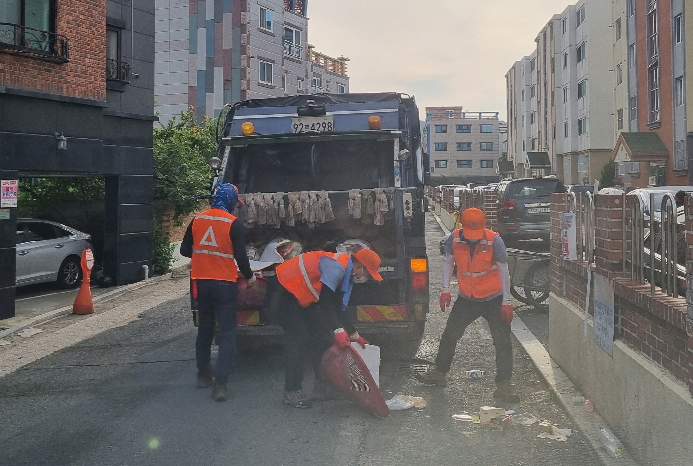 경주시 환경미화원들이 환경정화 활동을 하고 있다