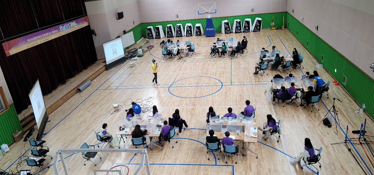 경주시 청소년방과후아카데미가 지난 23일 주말체험활동 아톰공학교실을 진행하고 있다