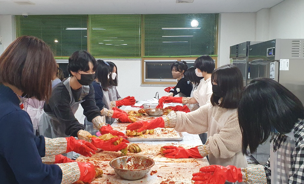 안강청소년문화의집 청소년방과후아카데미 두빛나래 학생들이 김장을 담그고 있다