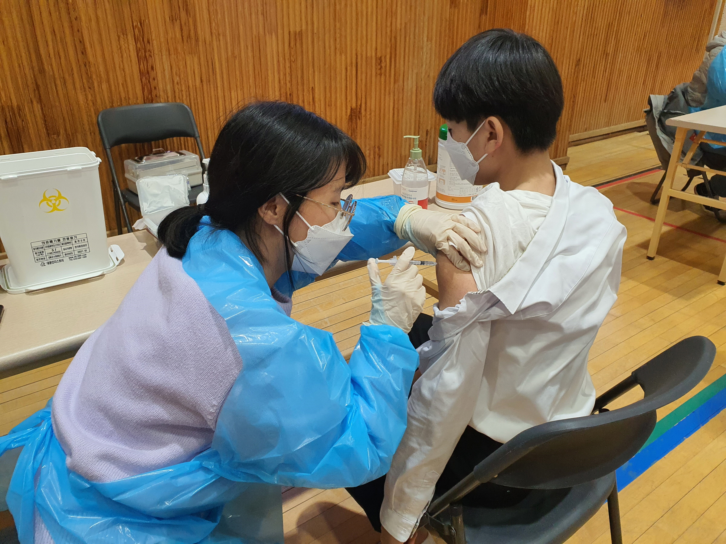 경주시 의료진이 화랑중학교를 방문해 코로나19 백신을 접종하고 있다