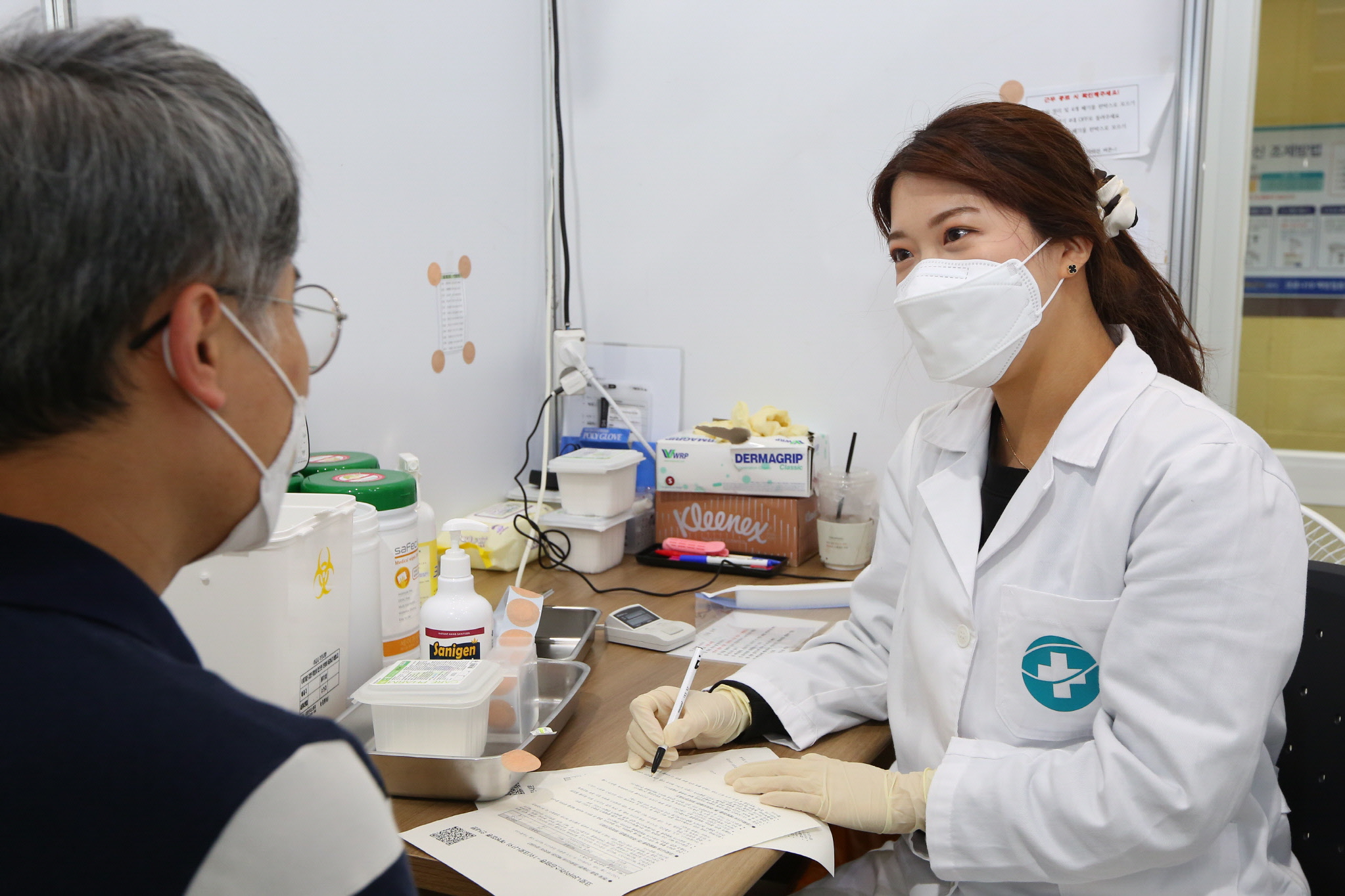 경주시 의료진이 예방접종 전 상담을 진행하고 있다