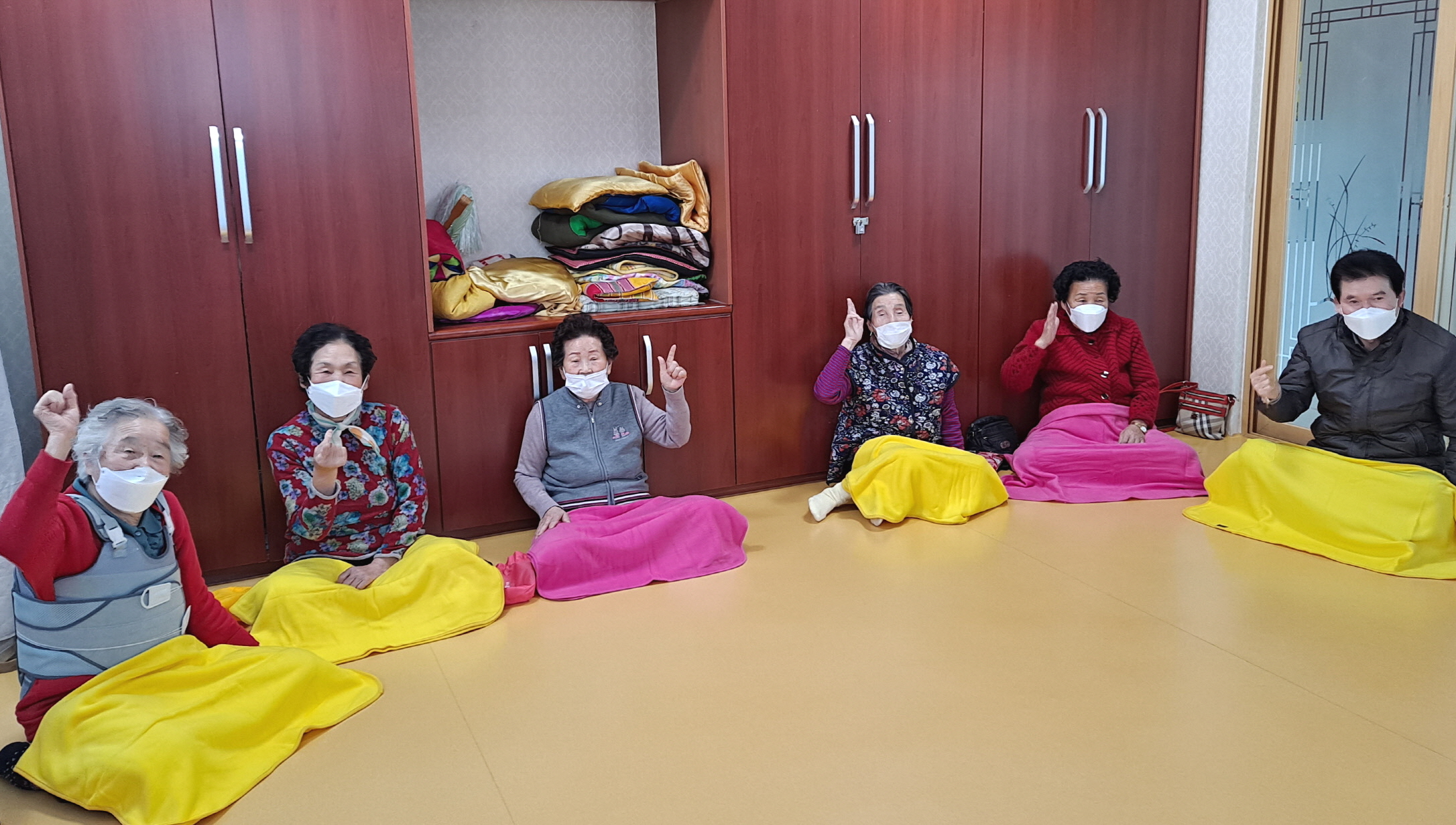 지난 1월 박정우 경주시 중부동장이 지역 내 경로당을 방문해 어르신들의 건강과 안부를 묻고 있는 모습