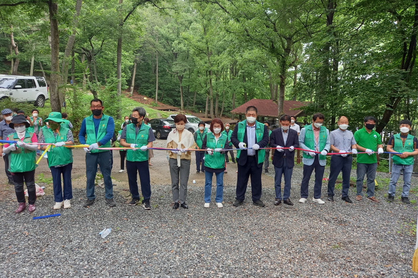 21일 토함산 자연휴양림에 열린 환경안내소·피서지 문고 개소식에서 참석자들이 테이프 커팅식을 진행하고 있다