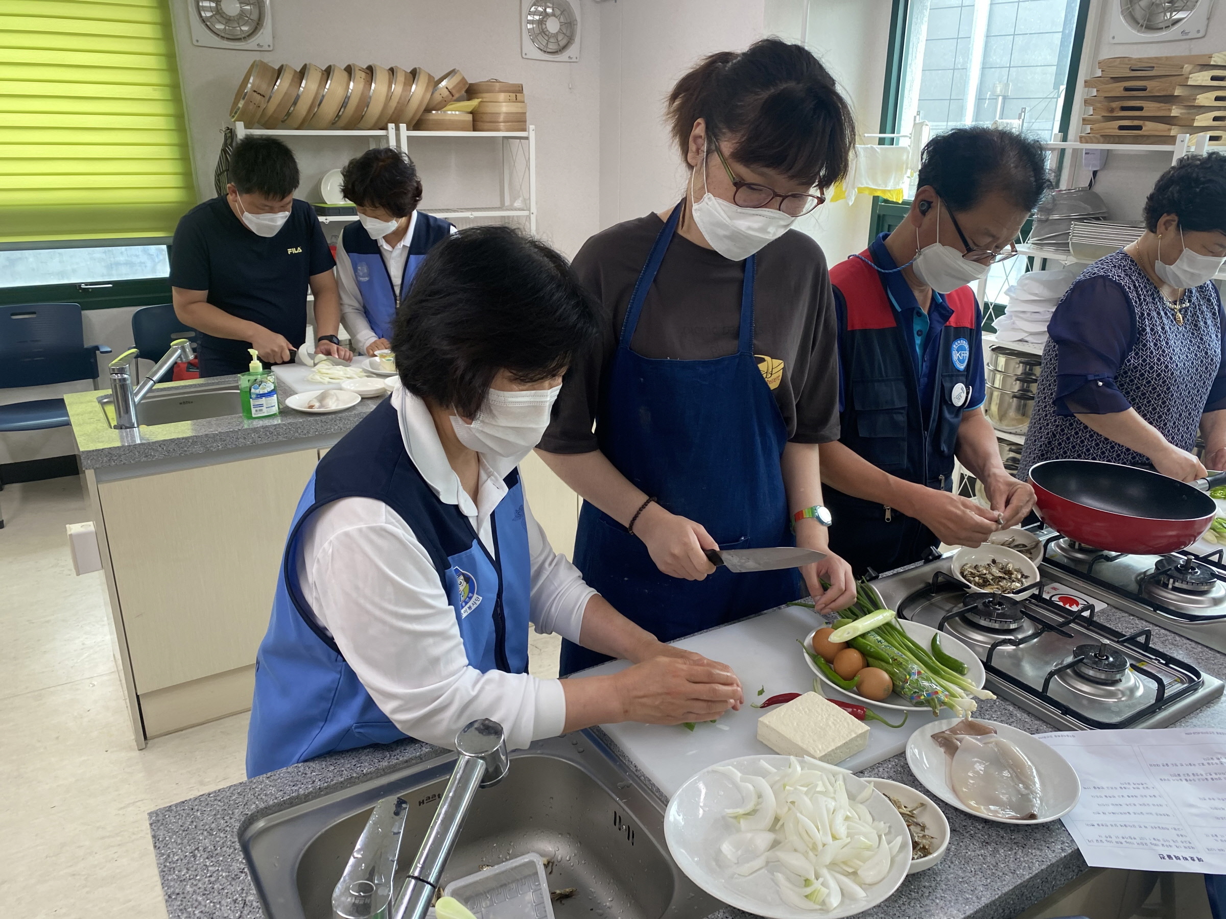 한국자유총연맹 경주시지회 회원들이 장애인종합복지관에서 ‘집밥요리’ 프로그램 교육현장에 봉사활동을 하고 있다