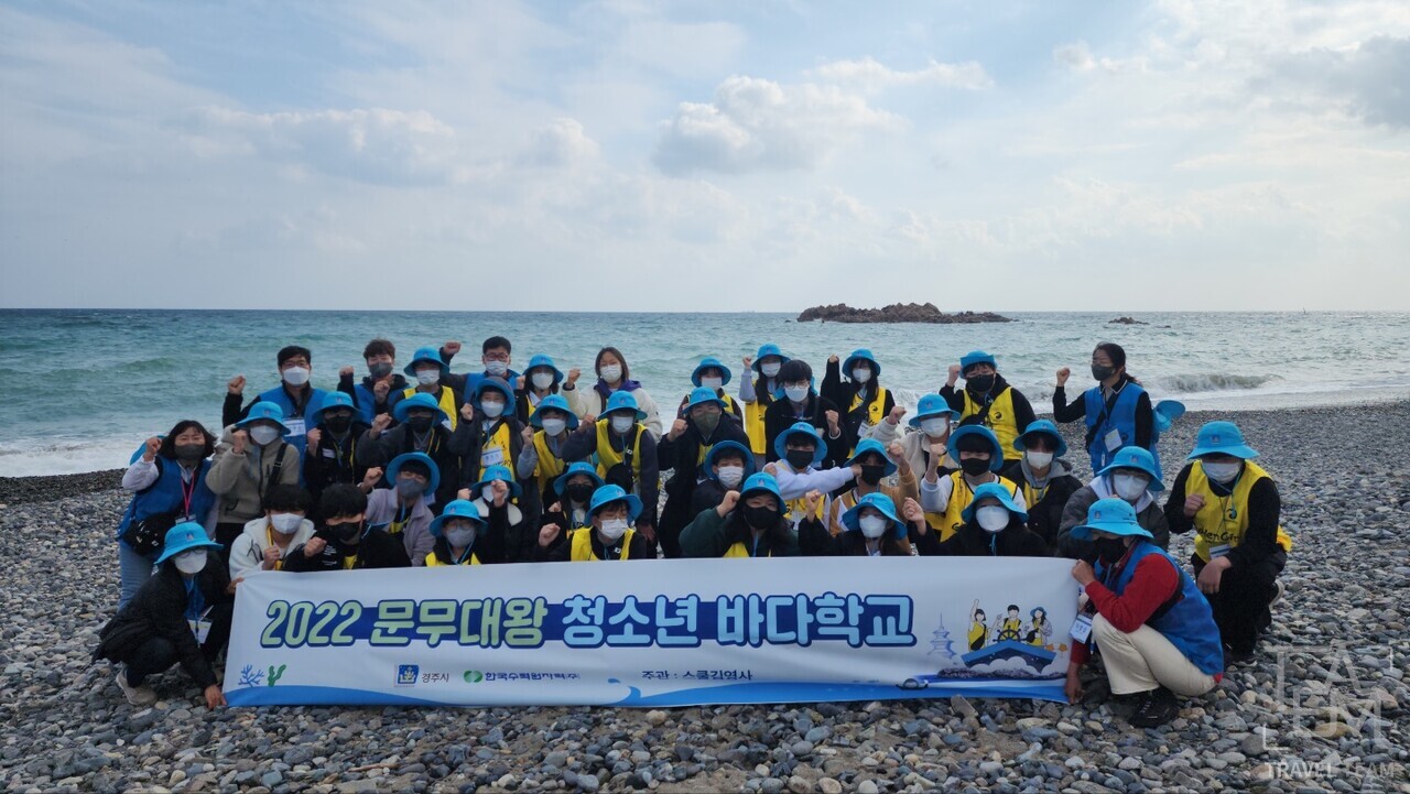 지난 19일 문무대왕 청소년 바다학교 참가 청소년들이 문무대왕릉 앞에서 기념촬영을 하고 있다