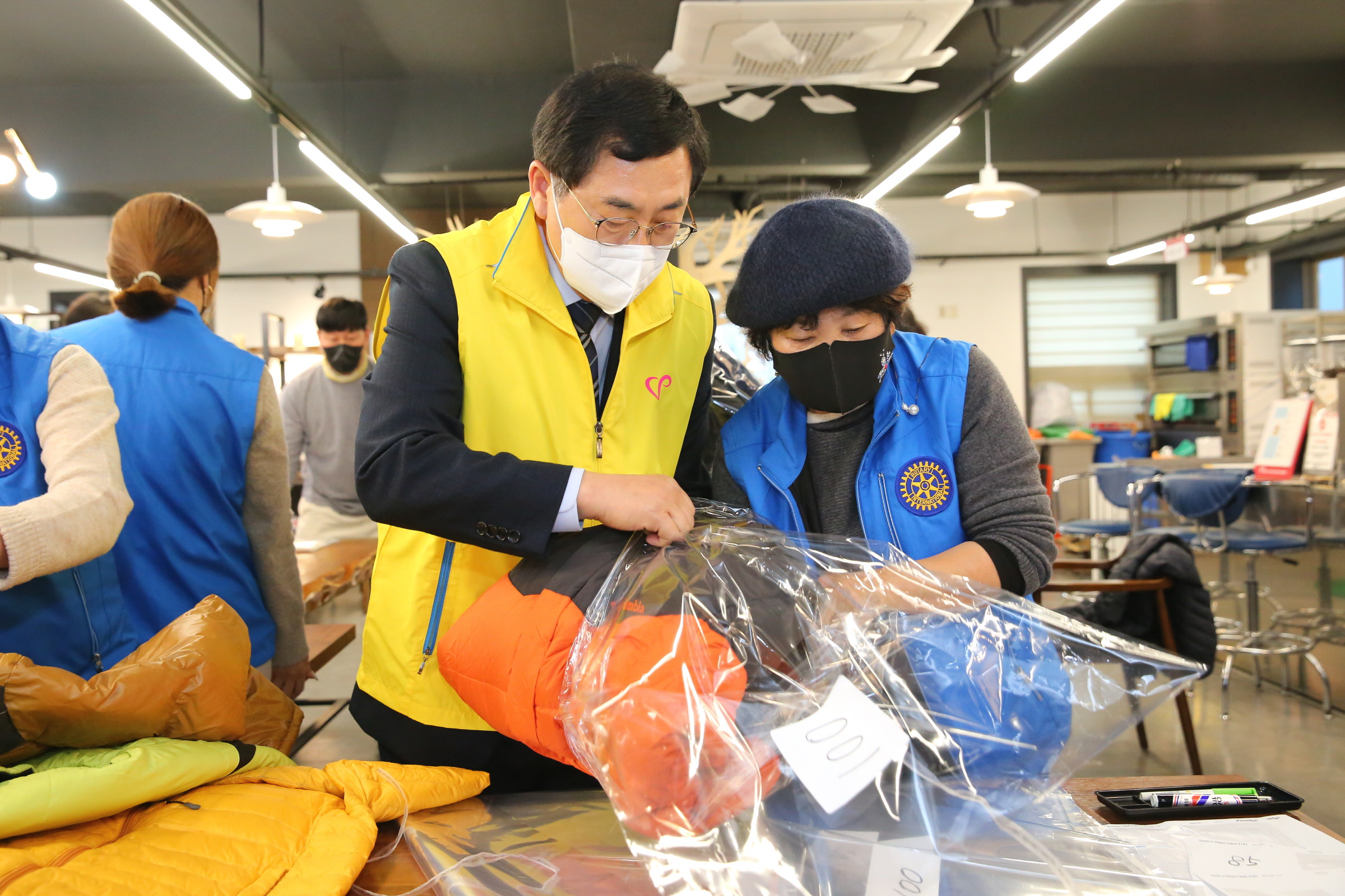 지난해 ‘외국인 근로자 겨울 외투 나눔 운동’ 당시 주낙영 경주시장이 종합자원봉사센터를 찾아 기증받은 외투를 포장하고 있는 모습