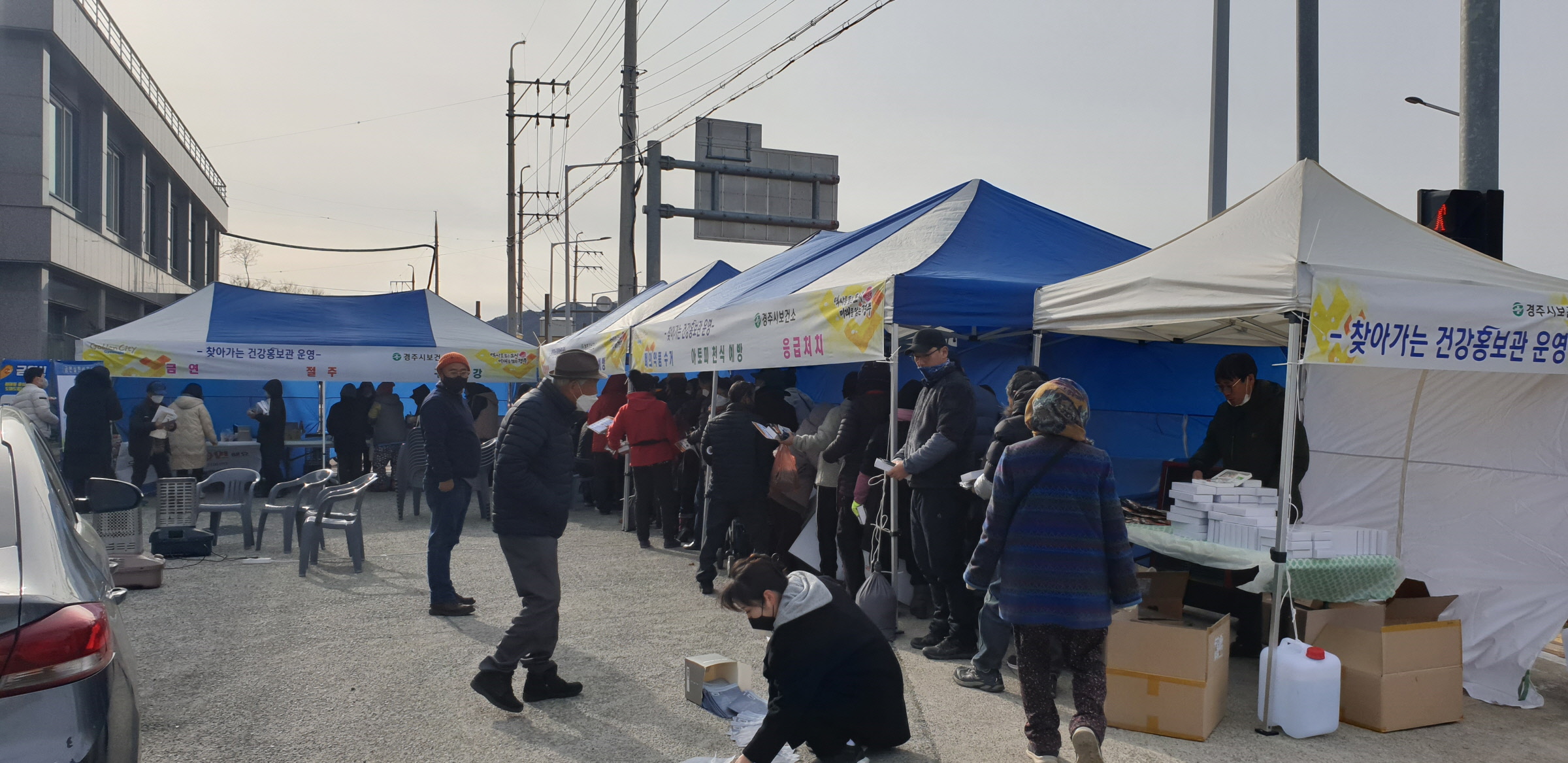 경주시보건소가 지난 5일 문무대왕면 공설시장 앞에서 찾아가는 건강홍보관을 운영하고 있다