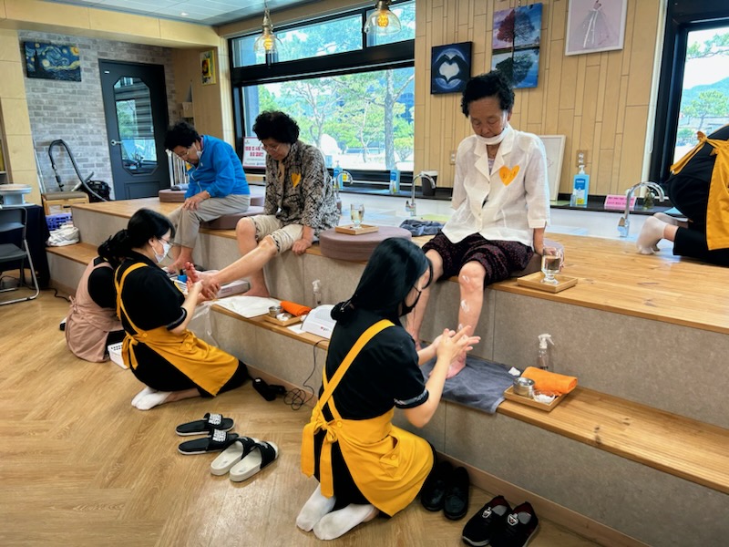 삼성생활예술고등학교 학생들이 교내에서 용장1리 어르신들을 대상으로 발 마사지 봉사활동을 하고 있다.