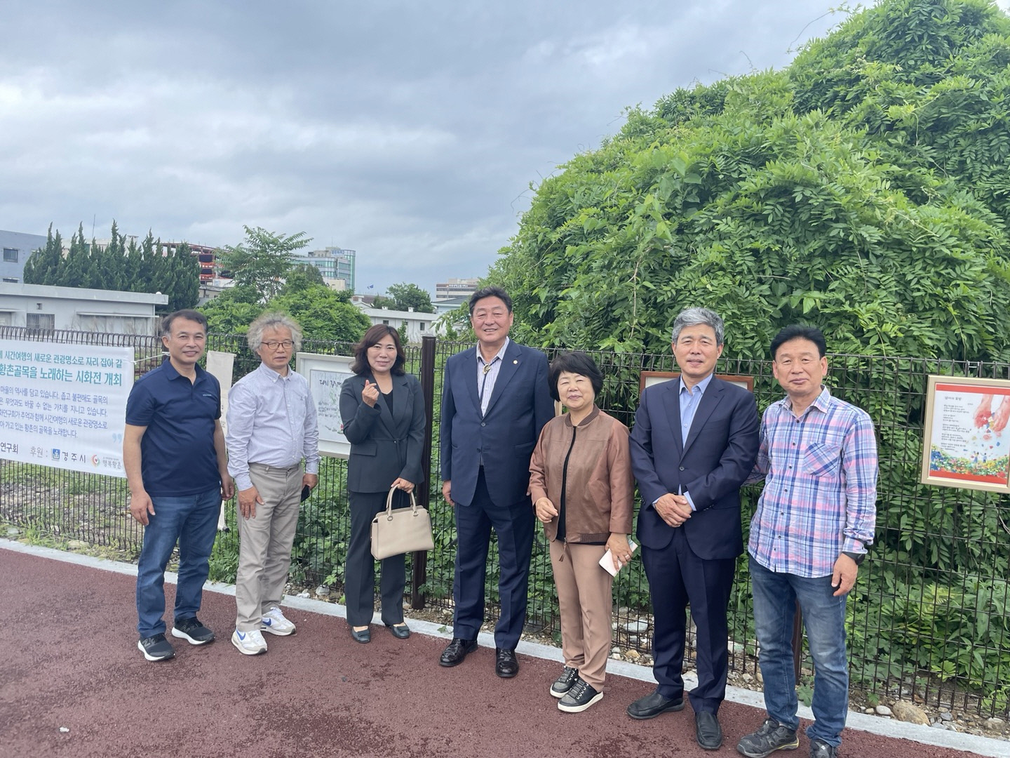 경주황촌문화연구회는 지난 28일 황촌 시가 되다 두번째 이야기로 ‘황촌골목시화전’을 개최하고 기념촬영을 하고 있다.