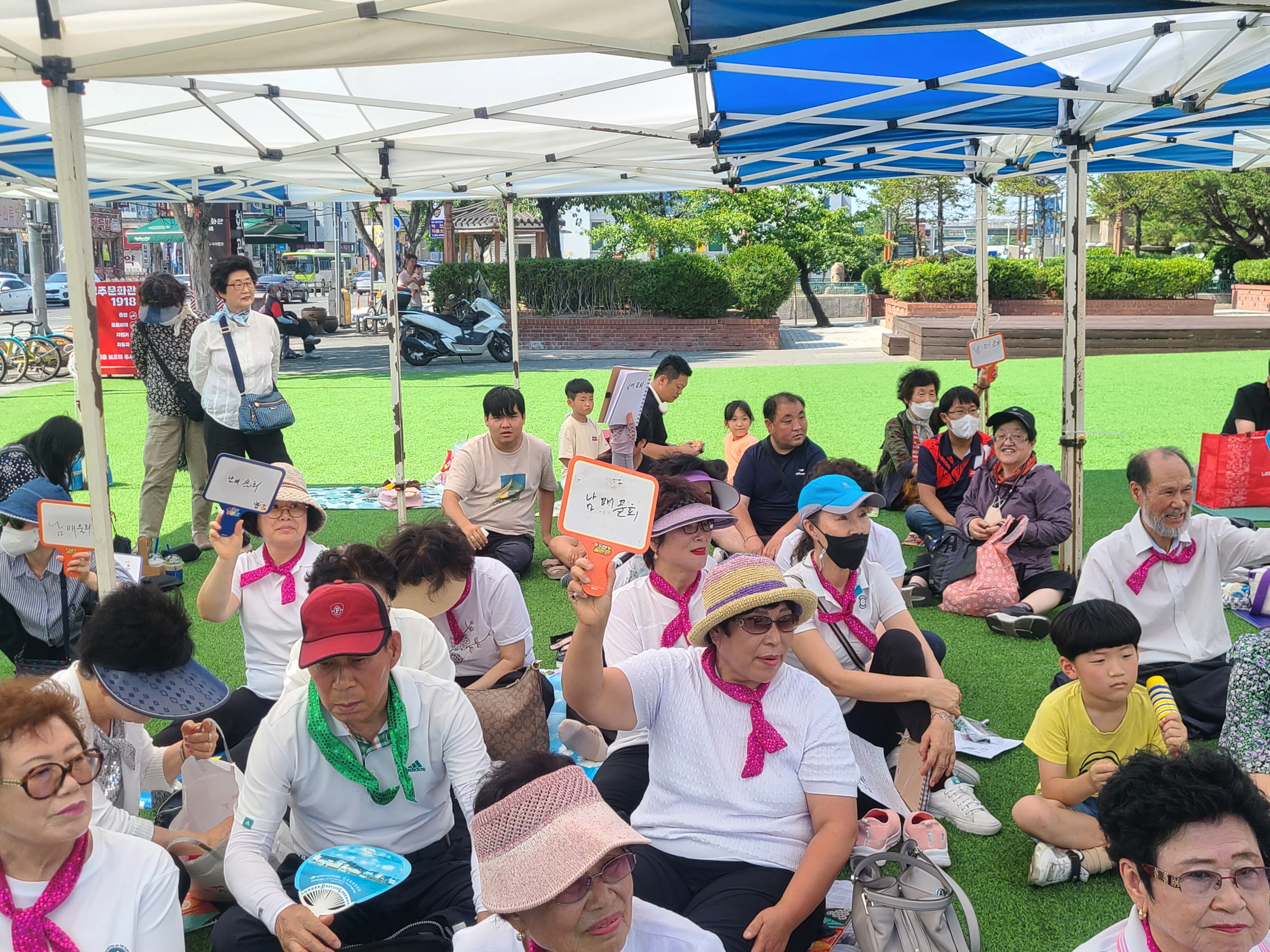 경주문화관1918에서 황촌 골든벨 프로그램이 진행되고 있다