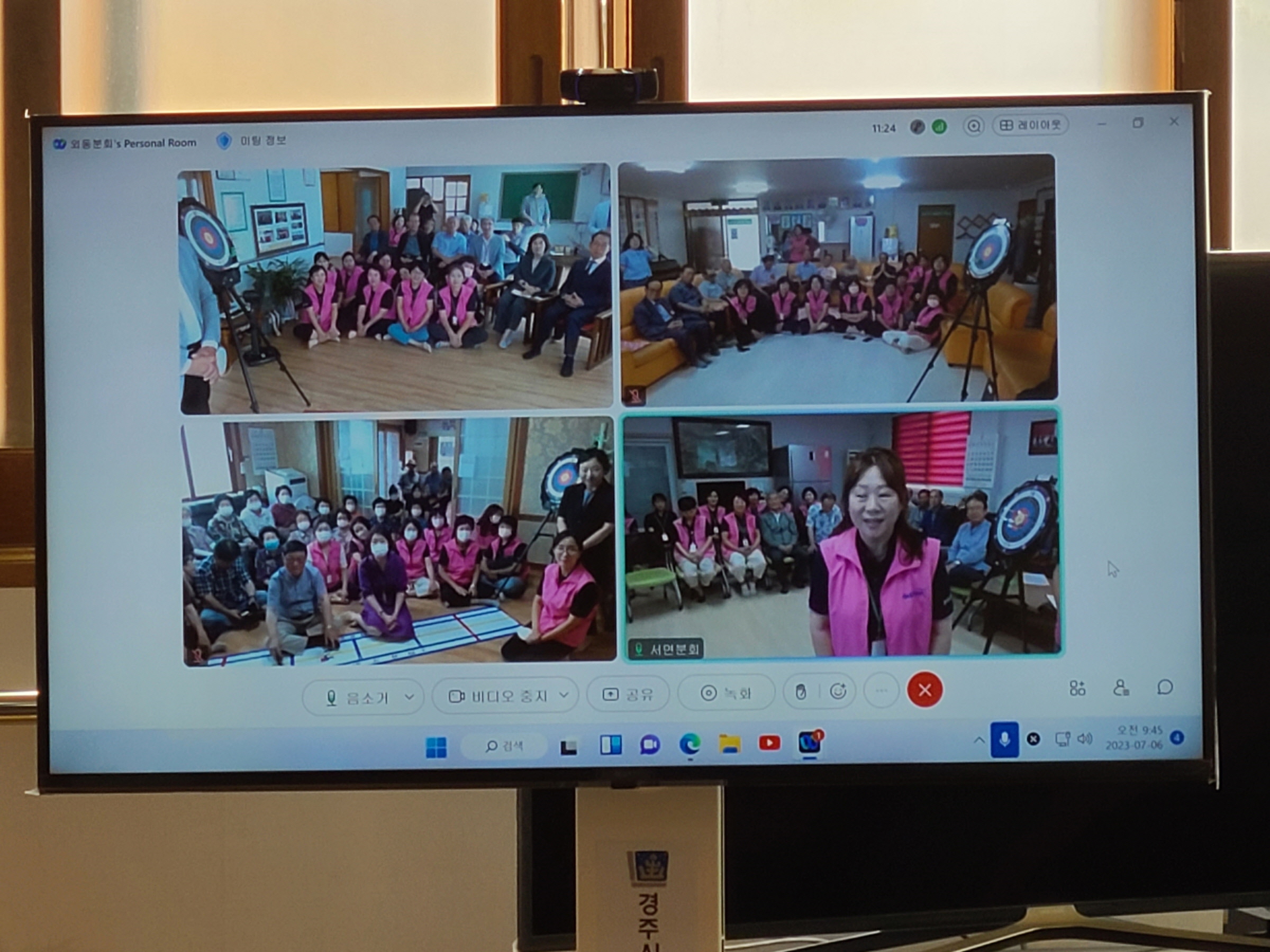 7월 6일 외동분회 경로당에서 경로당 행복선생님과 어르신들이 디지털 역량강화교육을 진행하고 있다.