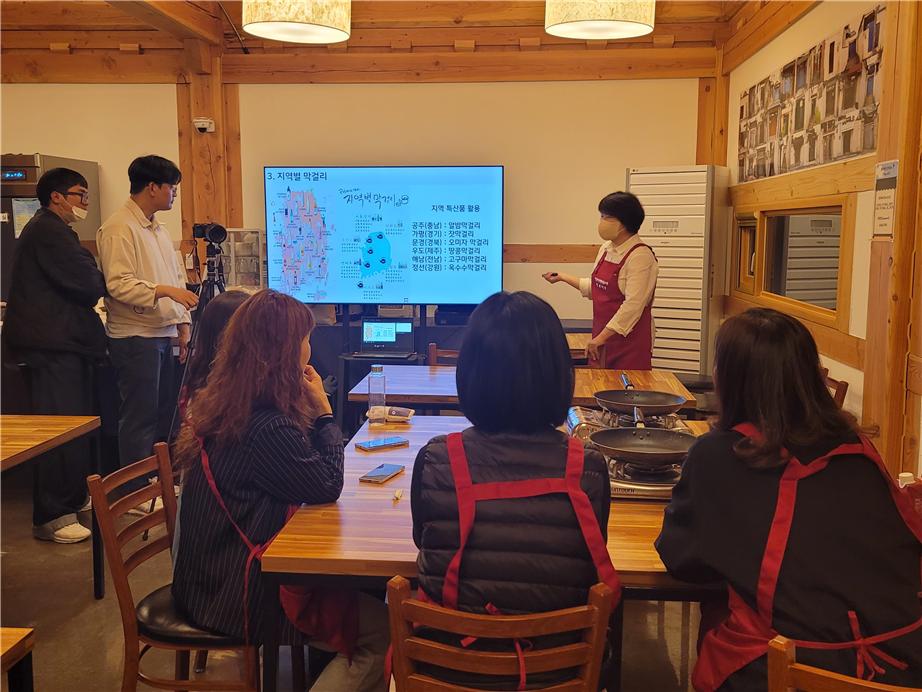지난해 ‘황촌 살아보기’ 참여자들이 행복황촌 수제막걸리 만들기 체험을 하고 있다.