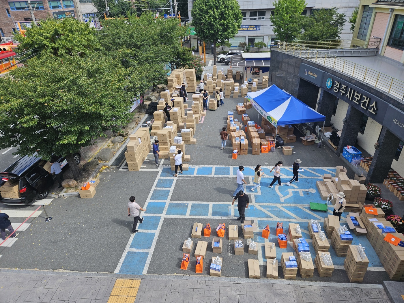 8일 경주시보건소 앞마당에서 코로나19 감염병 대응을 위해 취약시설에 방역물품을 배부하고 있다.