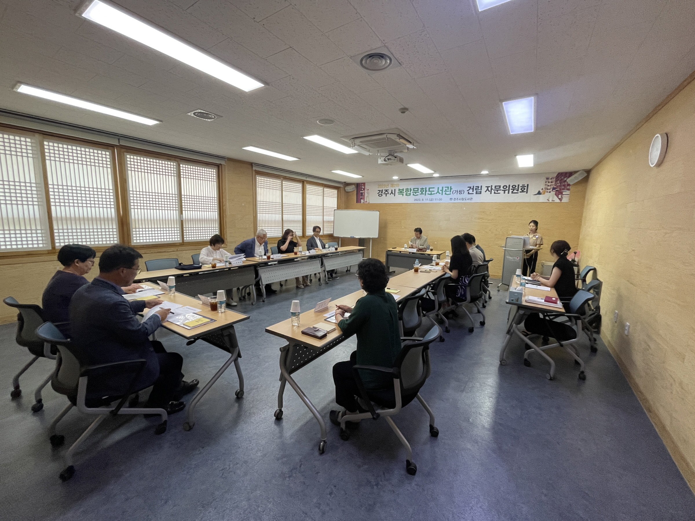 10일 시립도서관에서 복합문화도서관(가칭) 건립을 위한  자문위원회 회의가 진행되고 있다.