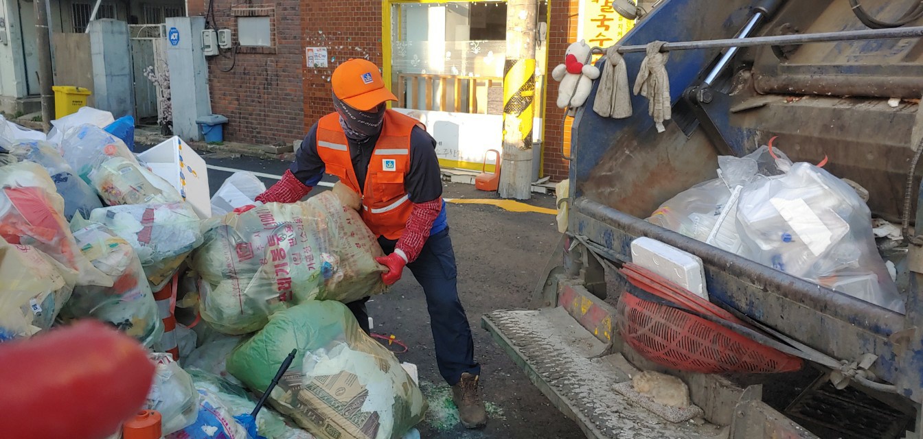 환경미화원들이 청소차에 생활쓰레기 수거 장면