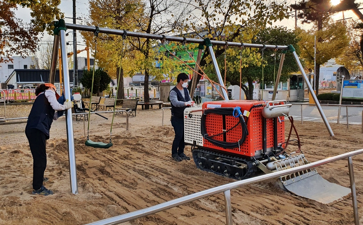 경주지역자활센터 자활근로사업단이 진행 중인 모래소독 사업 모습. 해당 사업은 이번 보건복지부 성과 평가에서 우수사업으로 선정됐다.