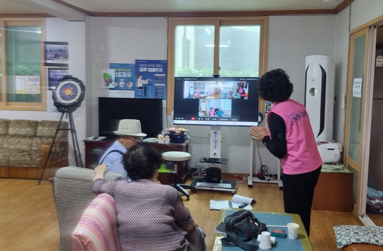 지역의 어느 한 경로당에서 경로당 간 화상대화를 진행하고 있다.