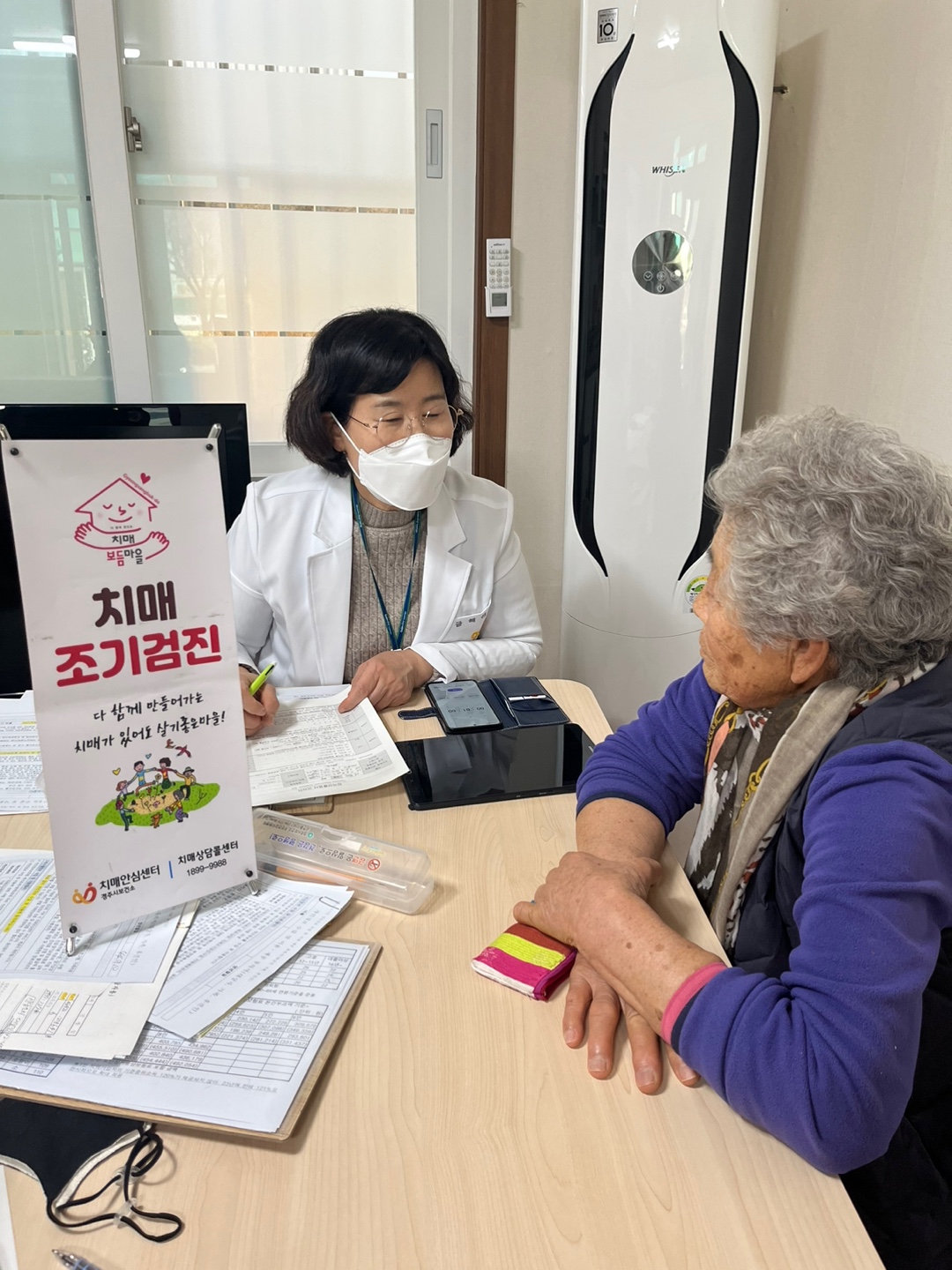 15일 천북면 한 경로당에서 치매안심센터 전문인력이 어르신들에게 치매조기검진을 시행하고 있다.