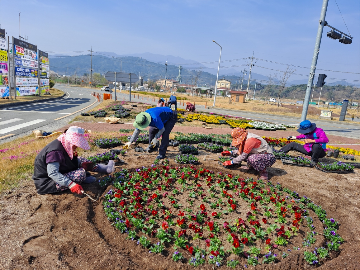 지난해 외동읍에서 도로변 꽃밭 가꾸기 사업을 진행하고 있다.
