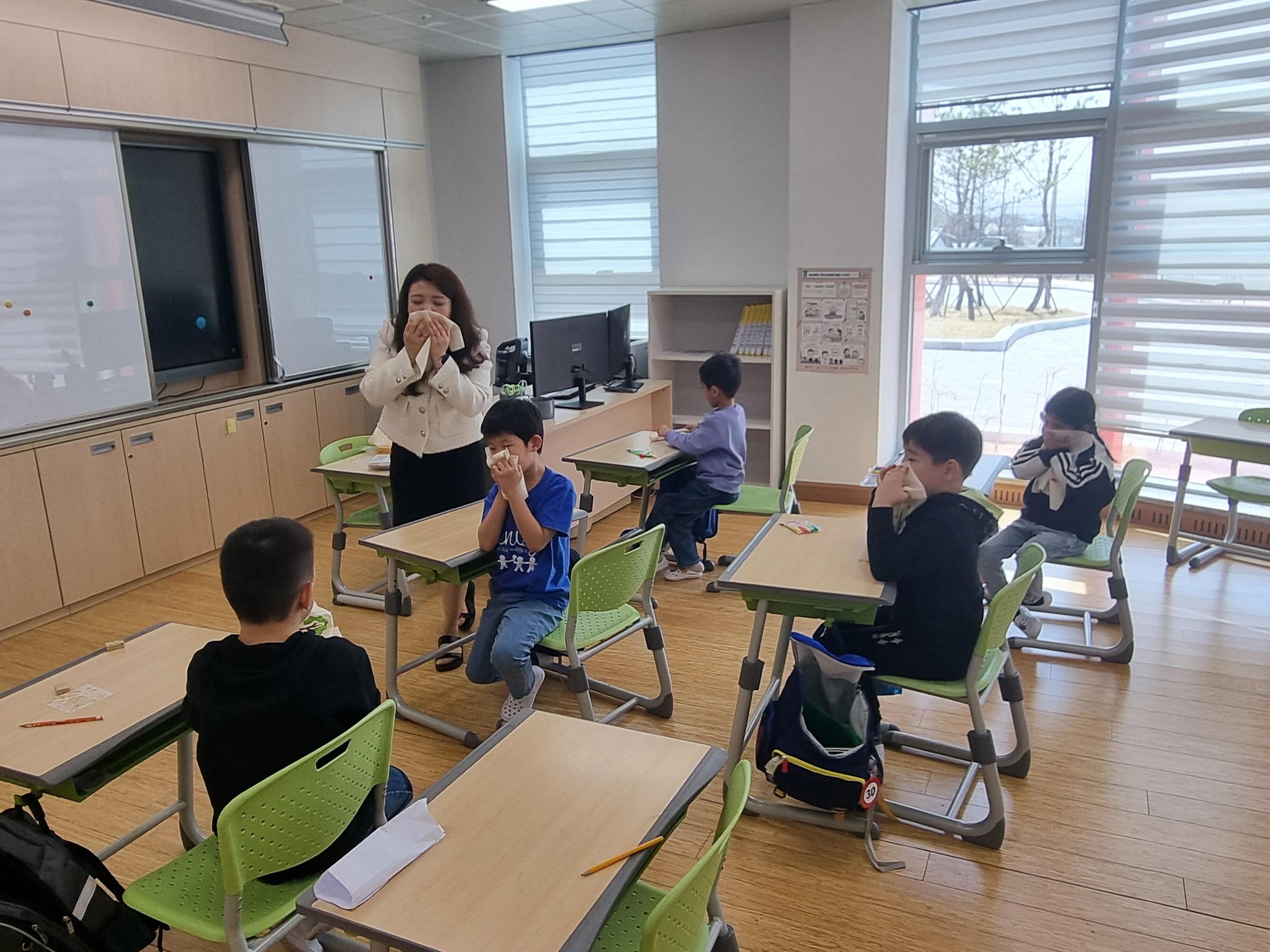 지난달 29일 지난달 내남에 소재한 경주한국어교육센터에서 감염병 예방학교 프로그램을 진행하고 있다.
