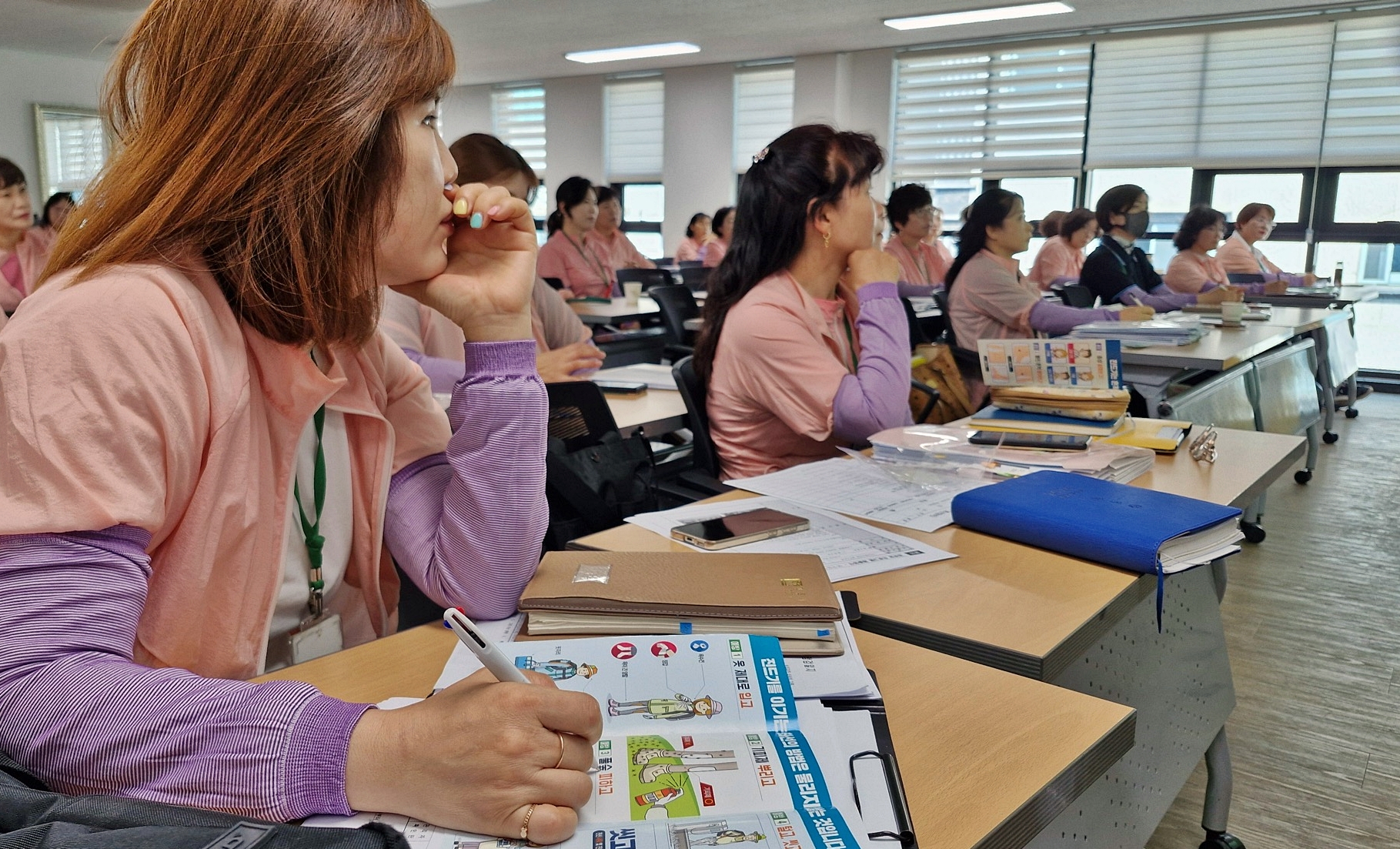 지난 10일 경주시 노인복지회관에서 열린 진드기매개 감염병 예방수칙 교육에 참석한 경로당 행복선생님들이 수강하고 있는 모습.