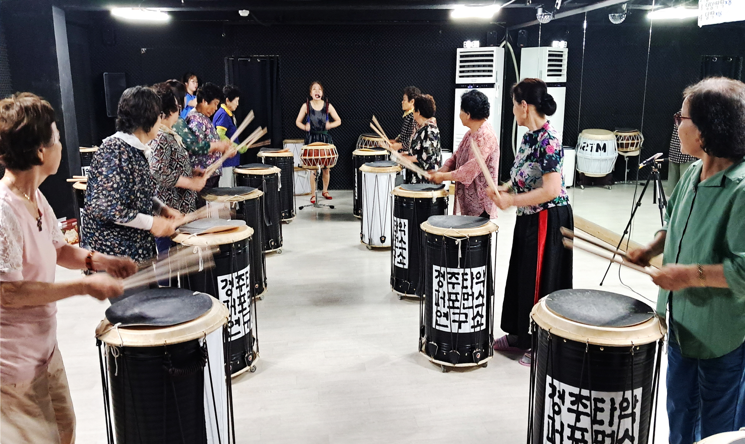 지난 5일 금장리 경주타악 퍼포먼스 연구소에서 황오동 주민을 대상으로 난타프로그램이 펼쳐지고 있다.