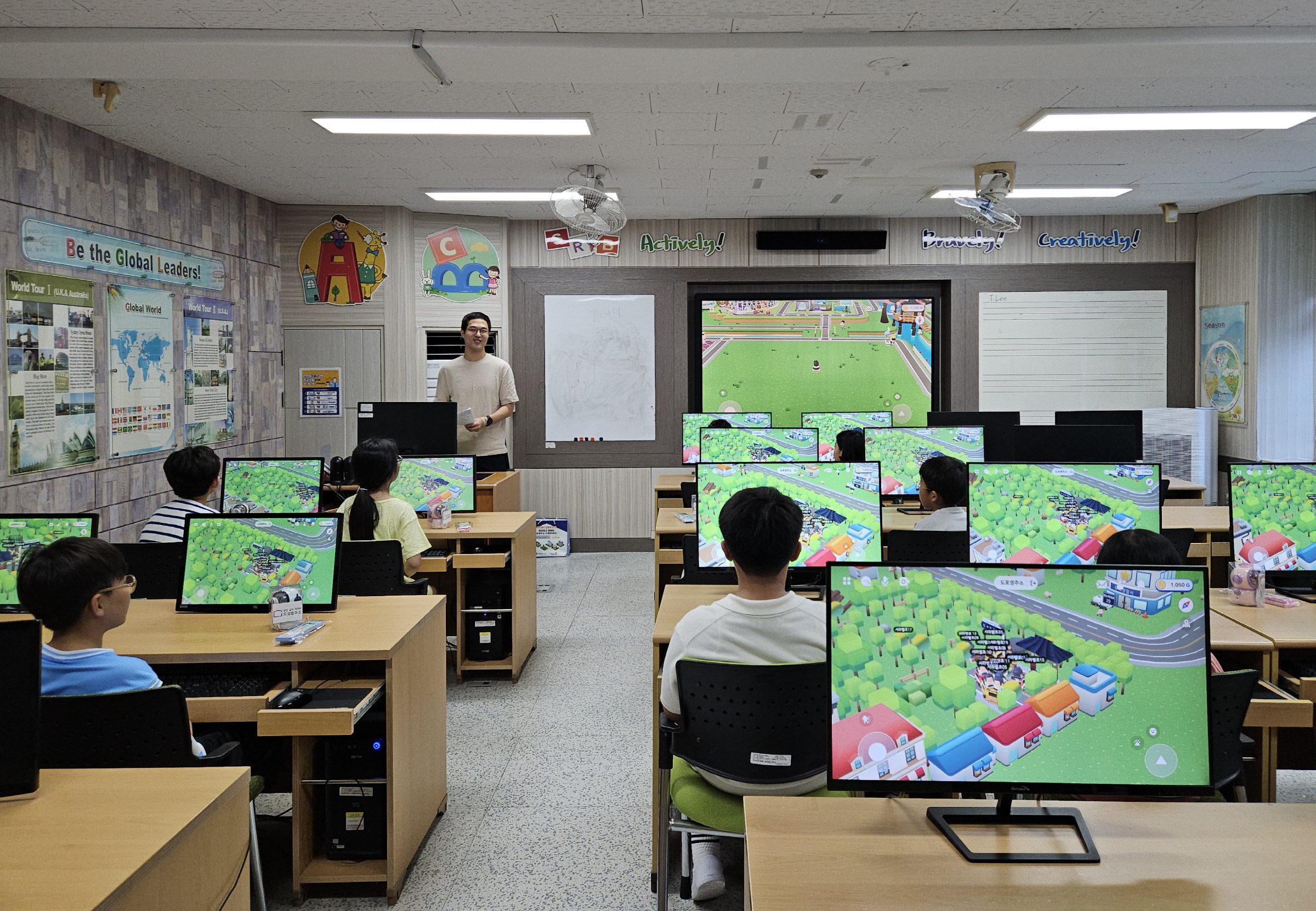 지난 9일 서라벌초등학교 4학년 학생들을 대상으로 메타버스 플랫폼을 이용한 도로명주소 디지털 교과서 교육을 진행하고 있다