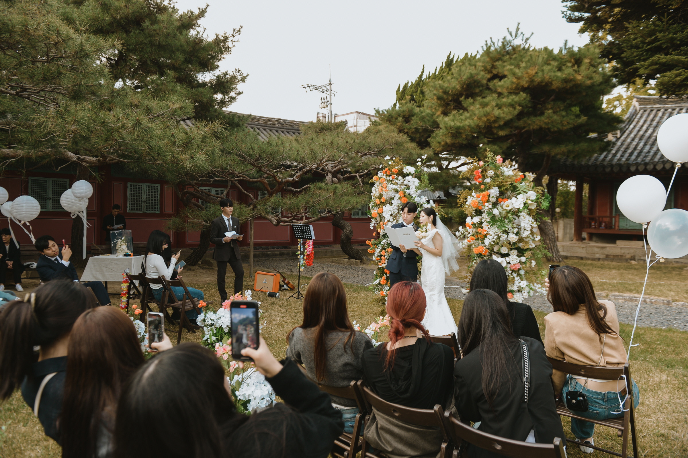 지난해 10월 행복 결혼식에 선정된 부부가 경주문화원에서 결혼식을 올리고 있다.