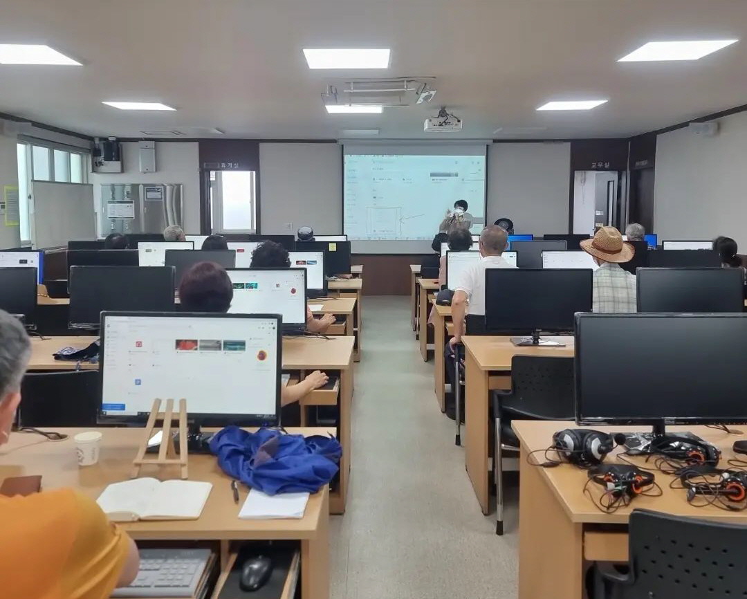 시민정보화교육장에서 시민을 대상으로 무료 디지털 역량강화 교육이 운영되고 있다.
