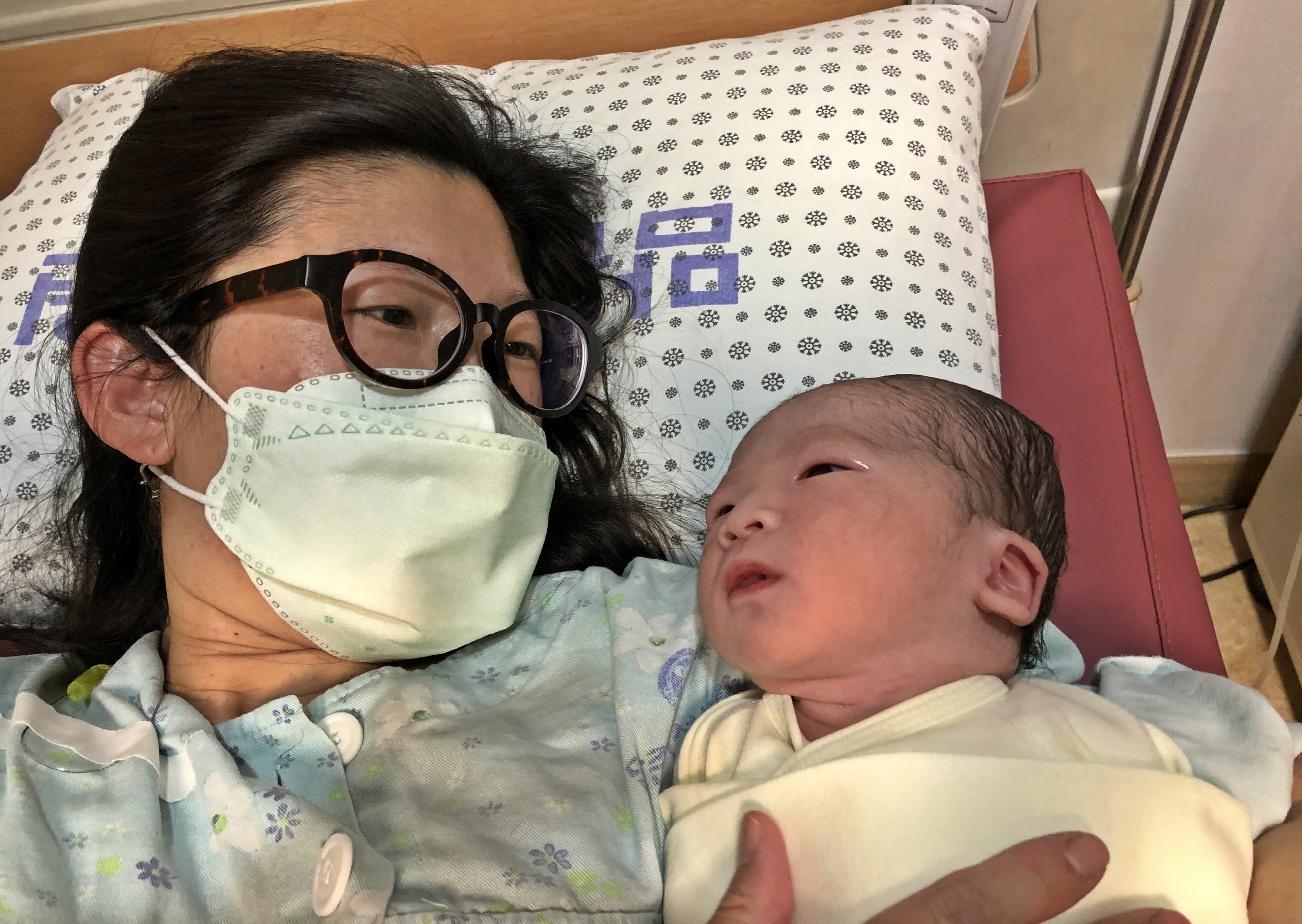 지역의 한 산모가 영유아를 돌보고 있는 모습