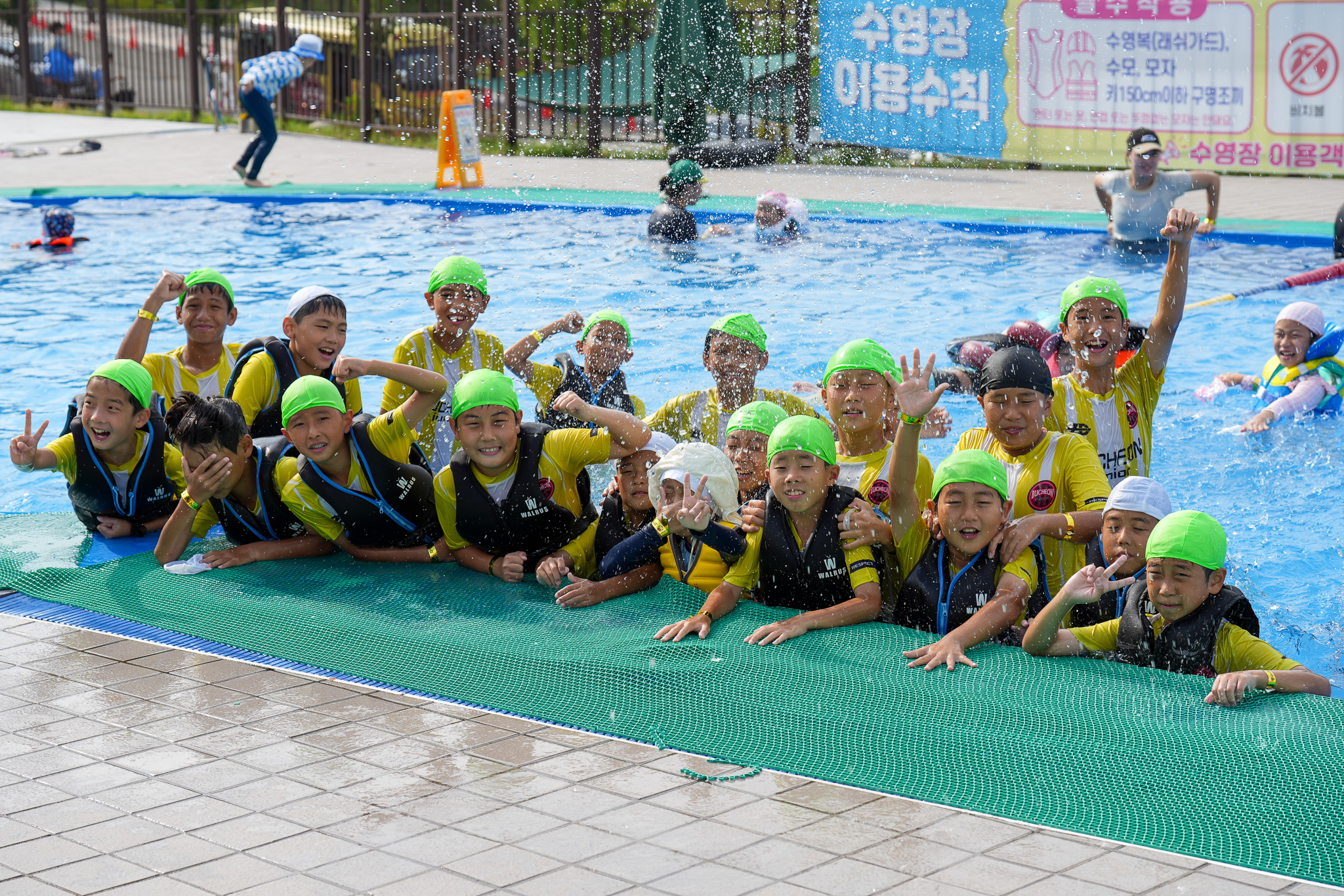 경주 화랑마을은 45일 동안 문무야외수영장을 운영하며 9691명의 방문객을 기록했다고 27일 밝혔다. 사진은 문무야외수영장 운영 모습