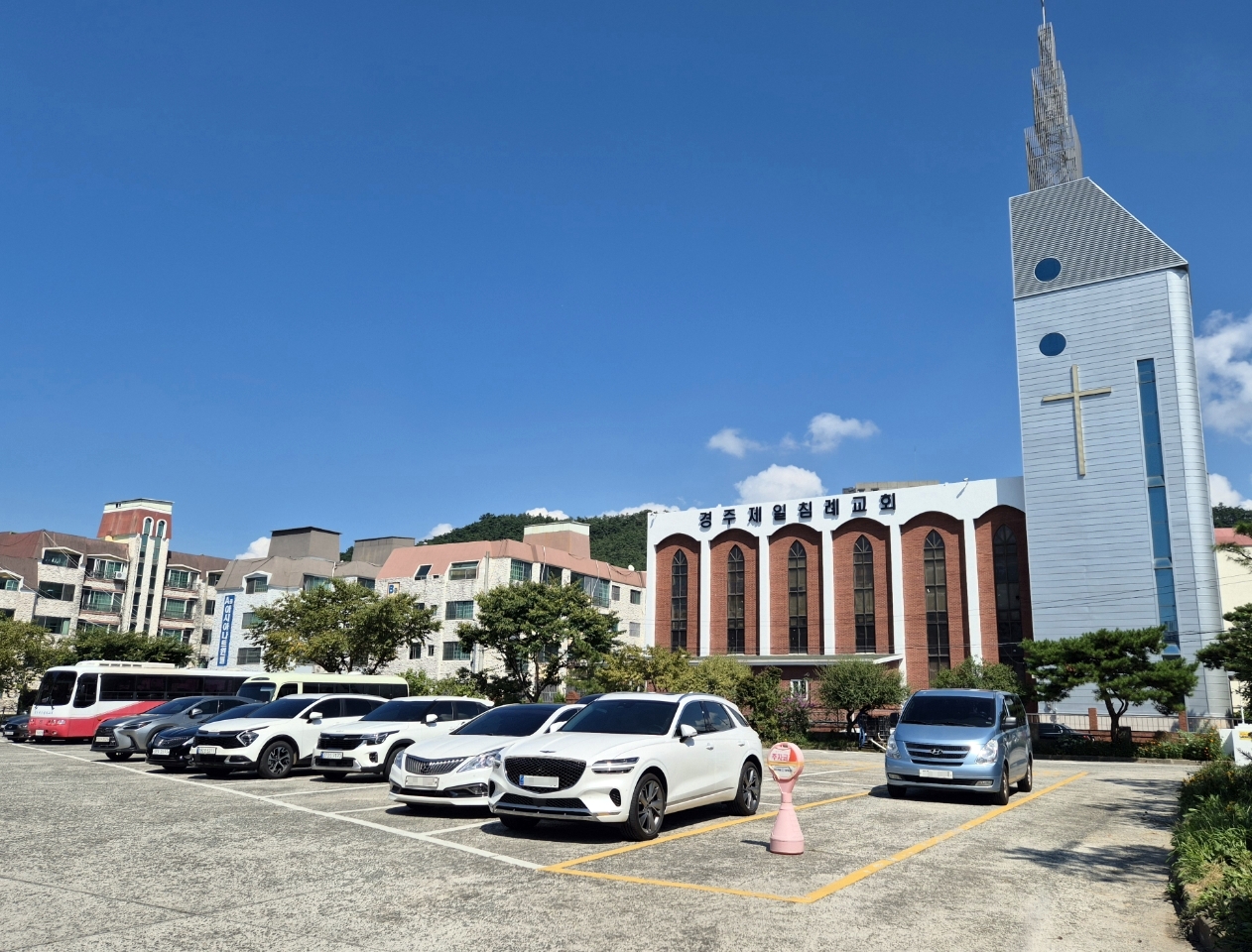 주차장을 개방하면서, 도심지 주차난 해소에 큰 도움이 되고 있는 경주제일침례교회 부설 주차장 모습.