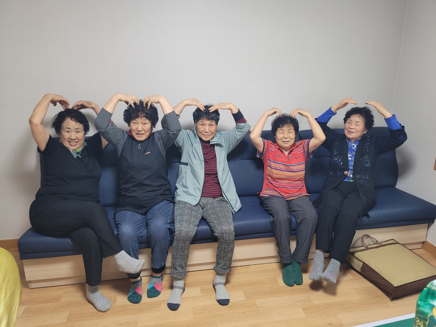 경주시의 경로당 붙박이 소파 설치 사업이 호평을 받고 있다. 사진은 맞춤형 소파가 설치된 백률경로당 모습