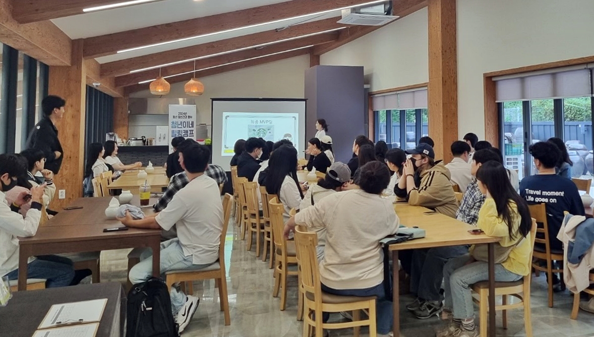 경주시 정신건강복지센터는 지난 14일 지역 내 청년(19~39세) 45명을 대상으로 동학교육수련원과 라선재에서 ‘청년이네 힐링캠프’를 진행하고 있다.