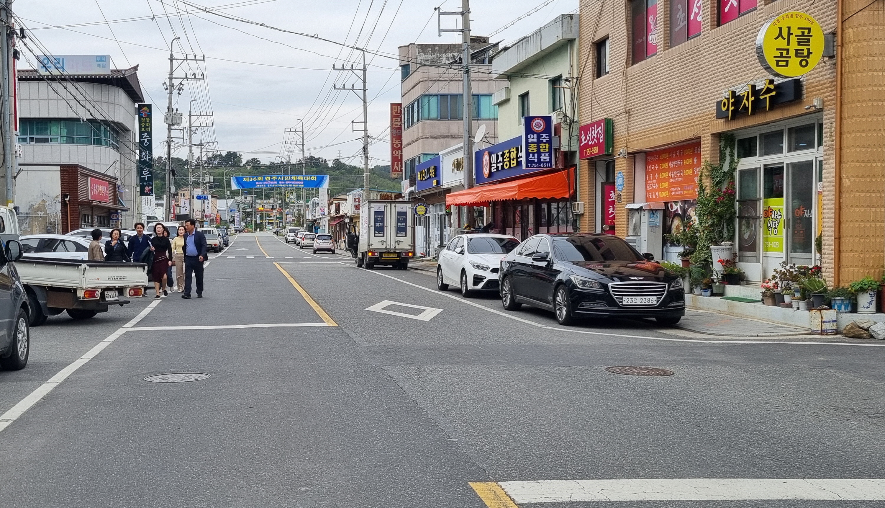 경북도 및 경주시 관계자들이 25일 서면 옥외 간판 교체 사업장을 방문하고 있다.